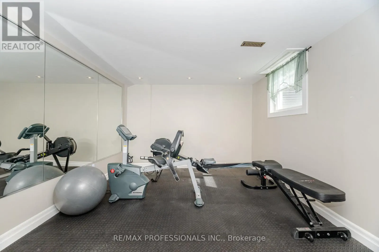 52 LORRAINE CRESCENT