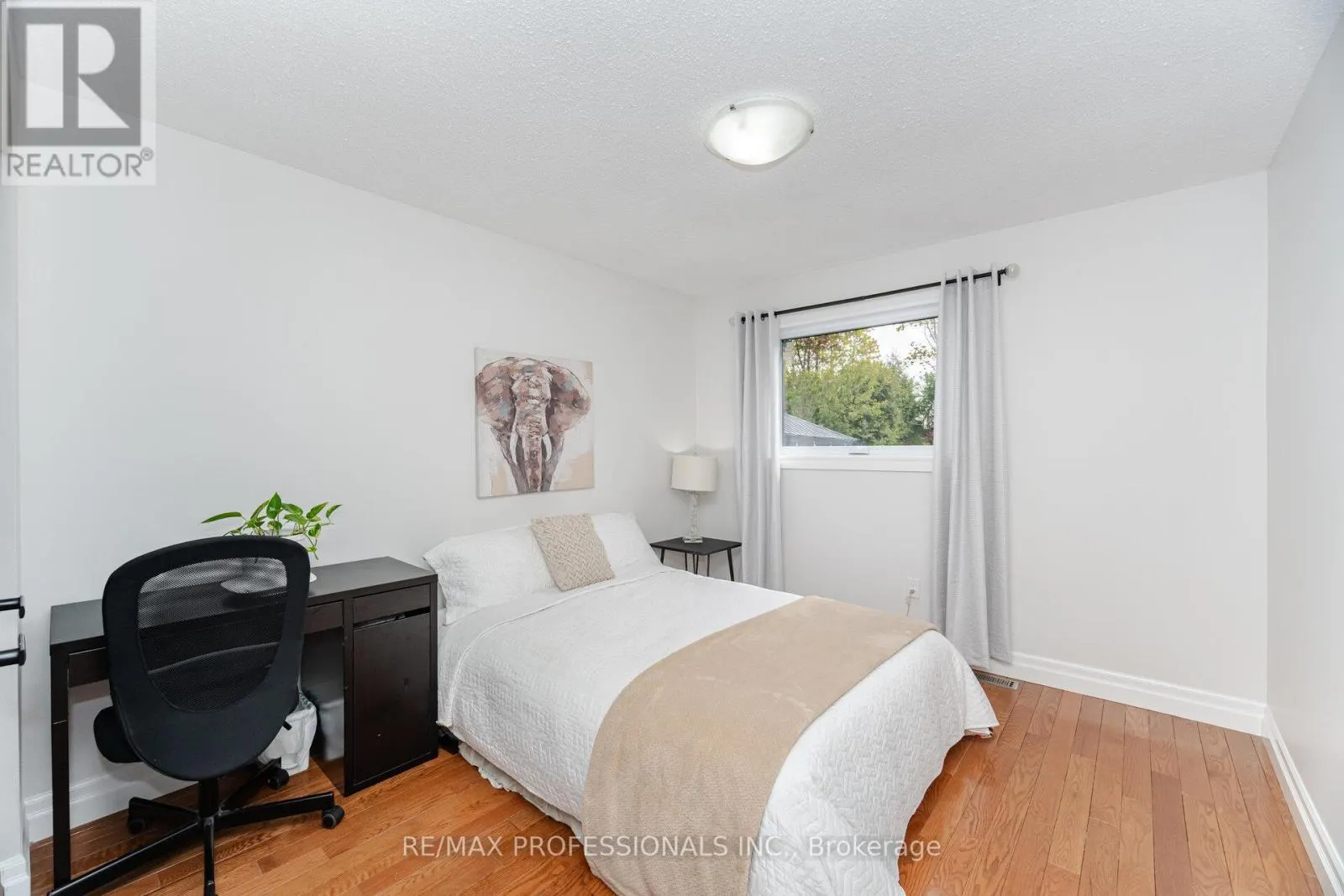 52 LORRAINE CRESCENT