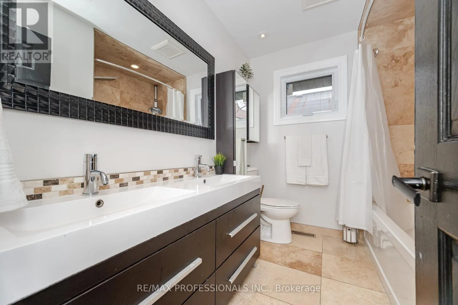 52 LORRAINE CRESCENT