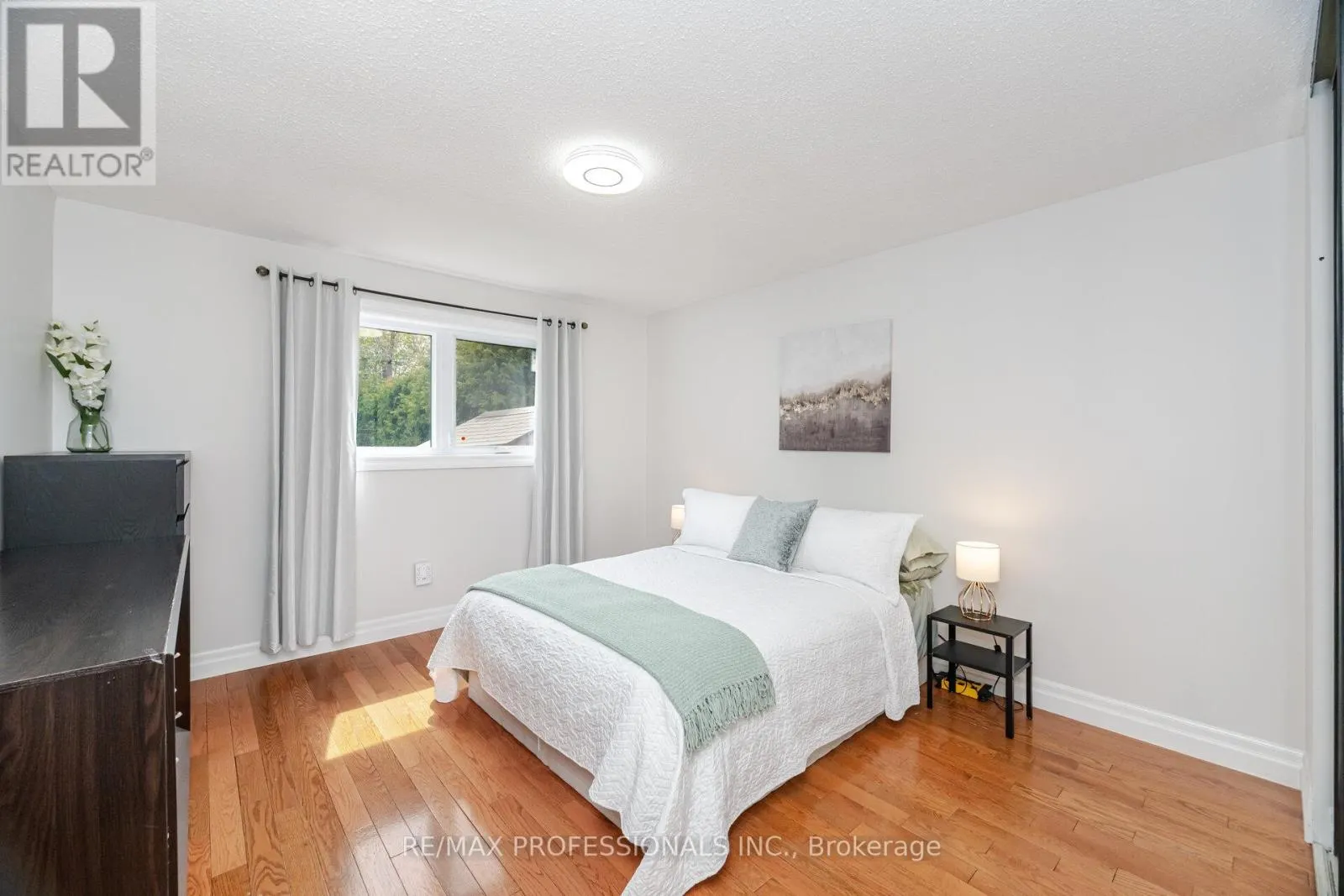 52 LORRAINE CRESCENT