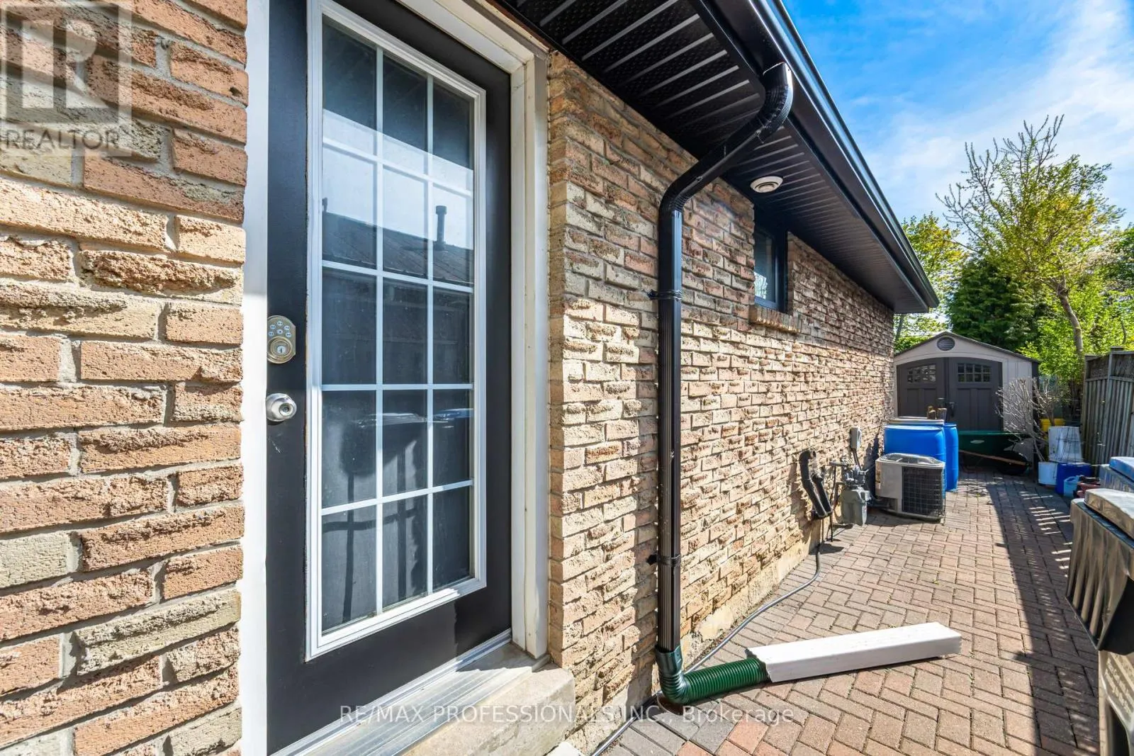 52 LORRAINE CRESCENT