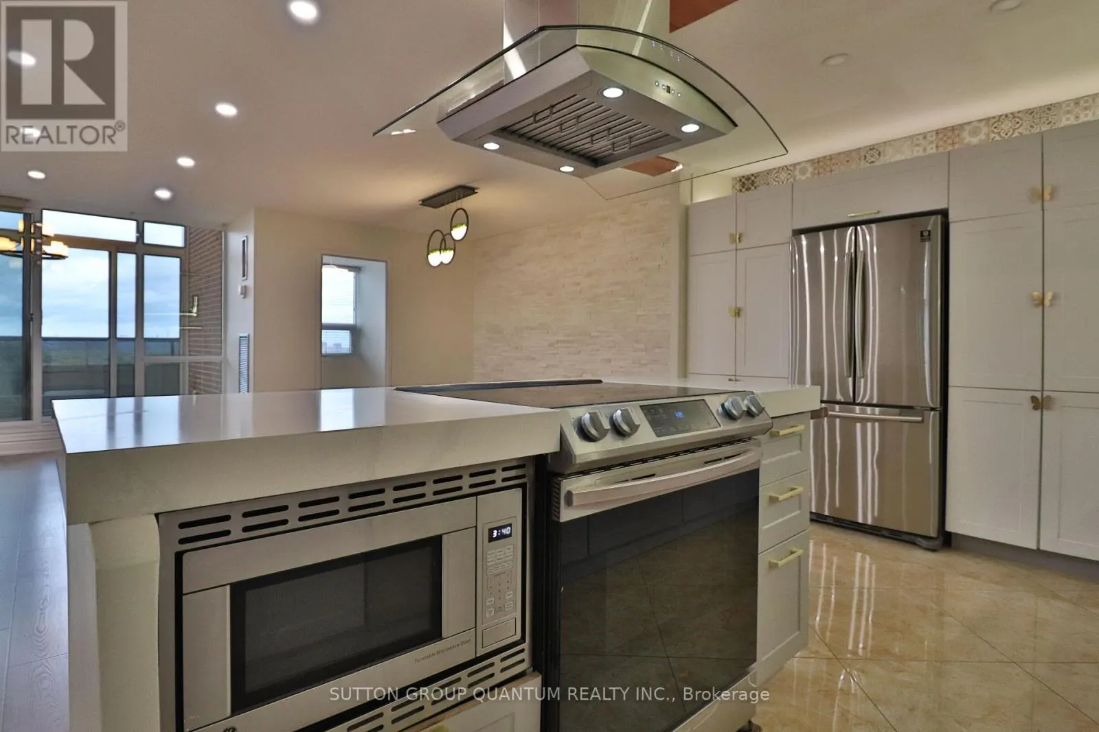 2001 - 627 THE WEST MALL