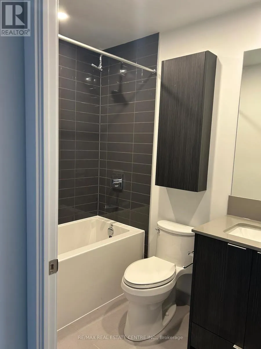 912 - 430 SQUARE ONE DRIVE