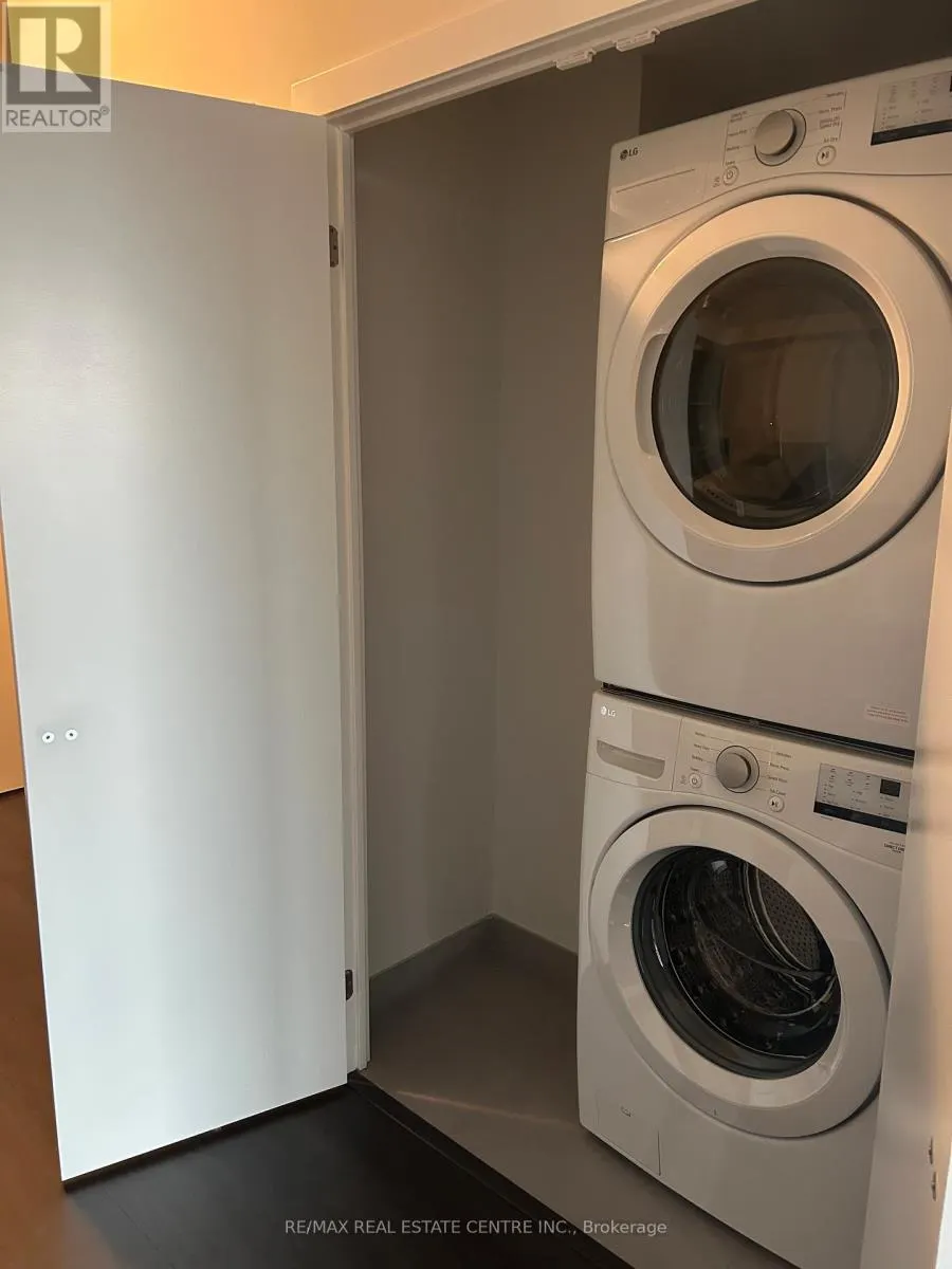 912 - 430 SQUARE ONE DRIVE