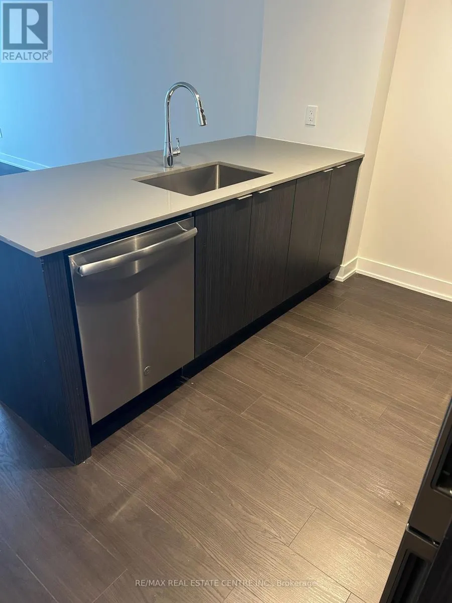 912 - 430 SQUARE ONE DRIVE