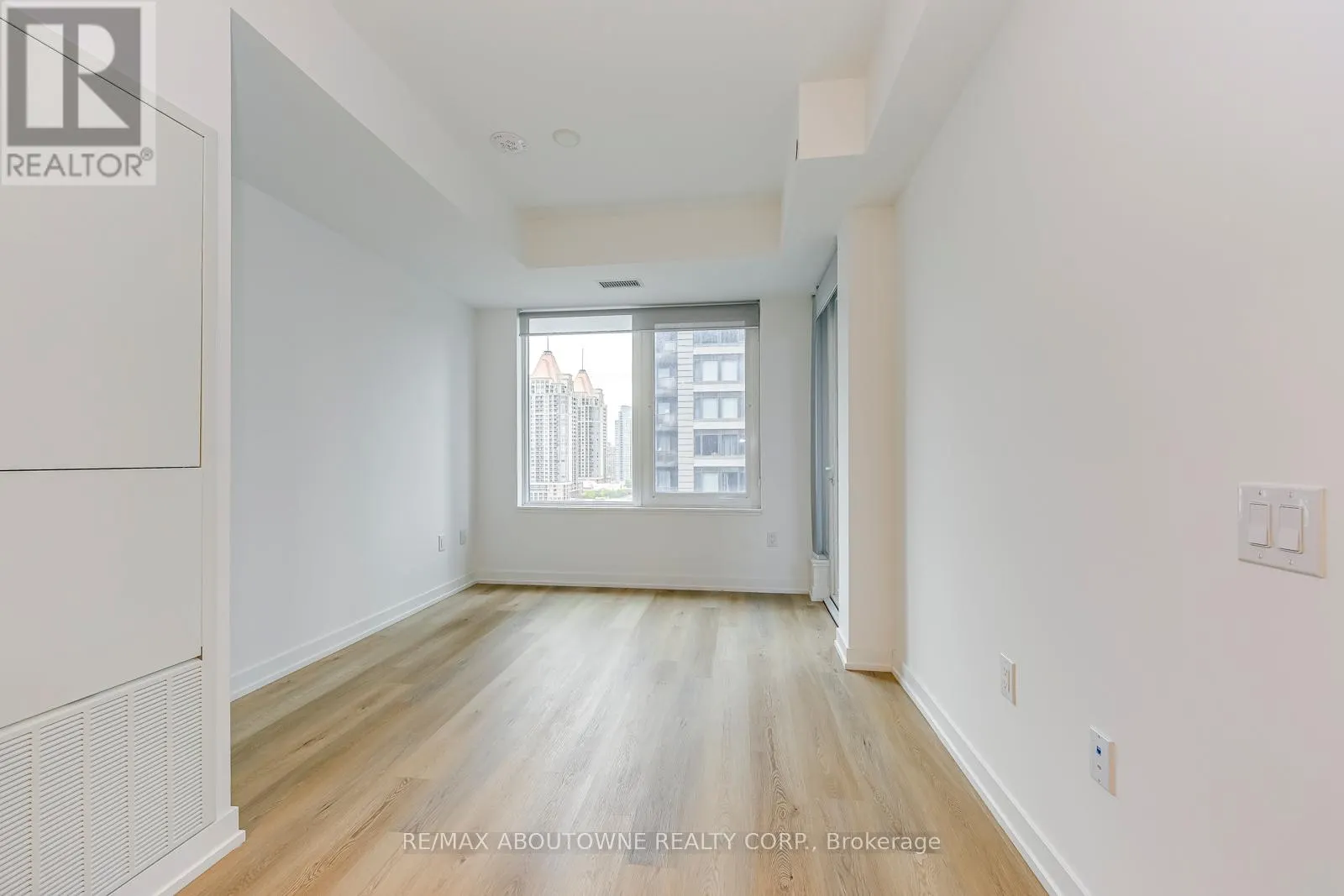 1106 - 395 SQUARE ONE DRIVE