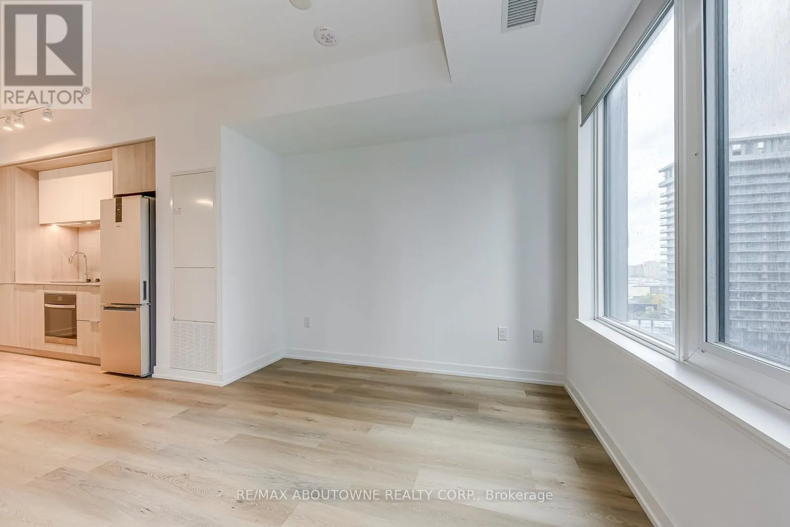 1106 - 395 SQUARE ONE DRIVE