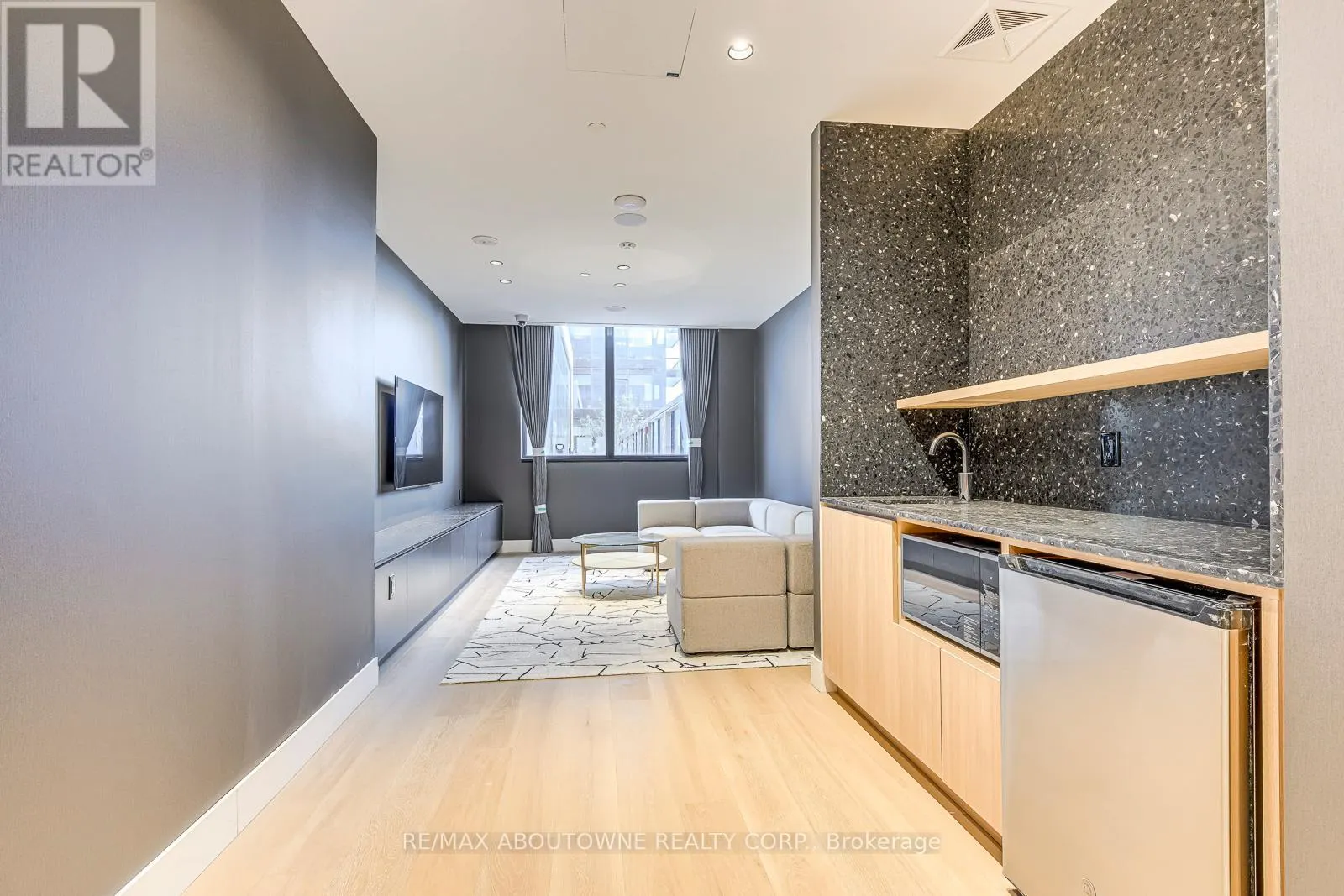 1106 - 395 SQUARE ONE DRIVE