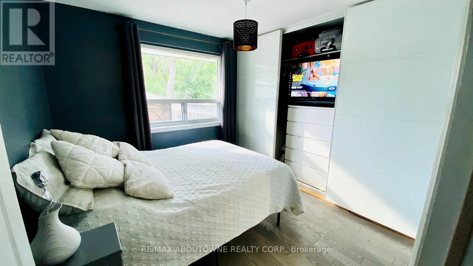 MAIN - 1601 SANDGATE CRESCENT