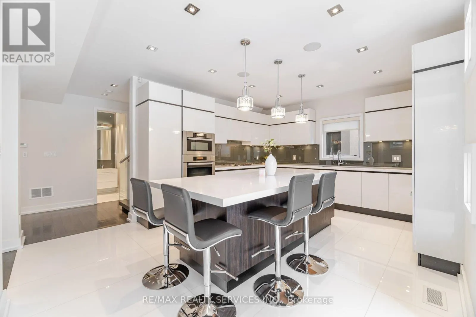 685 MONTBECK CRESCENT