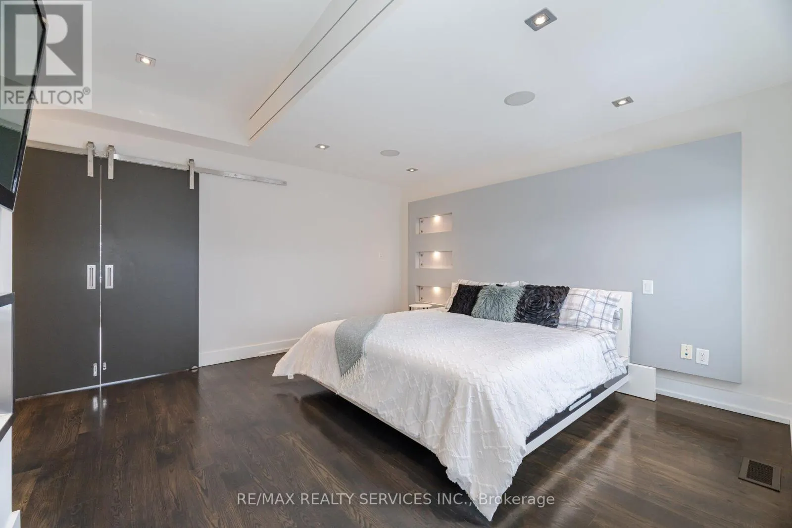 685 MONTBECK CRESCENT