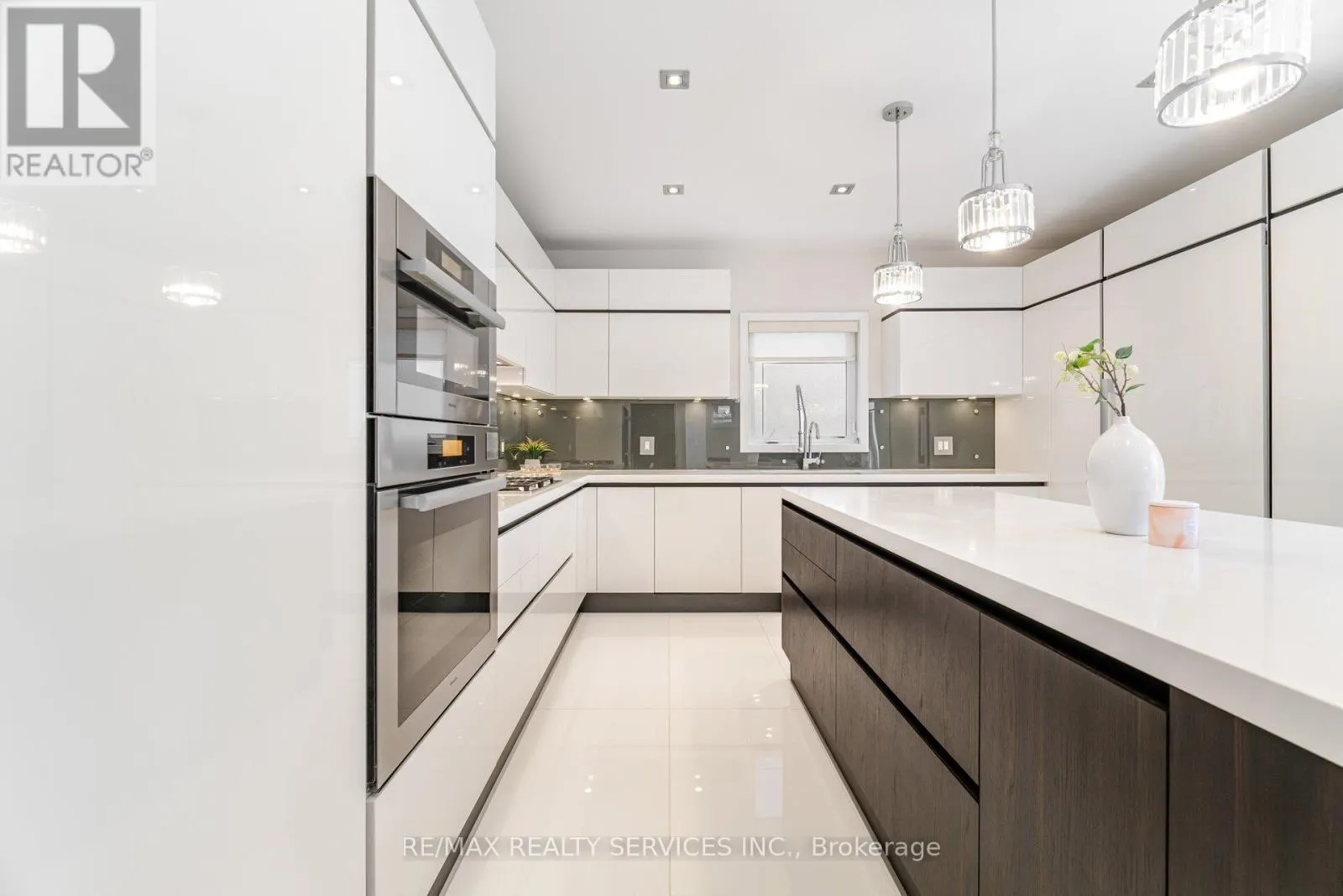 685 MONTBECK CRESCENT