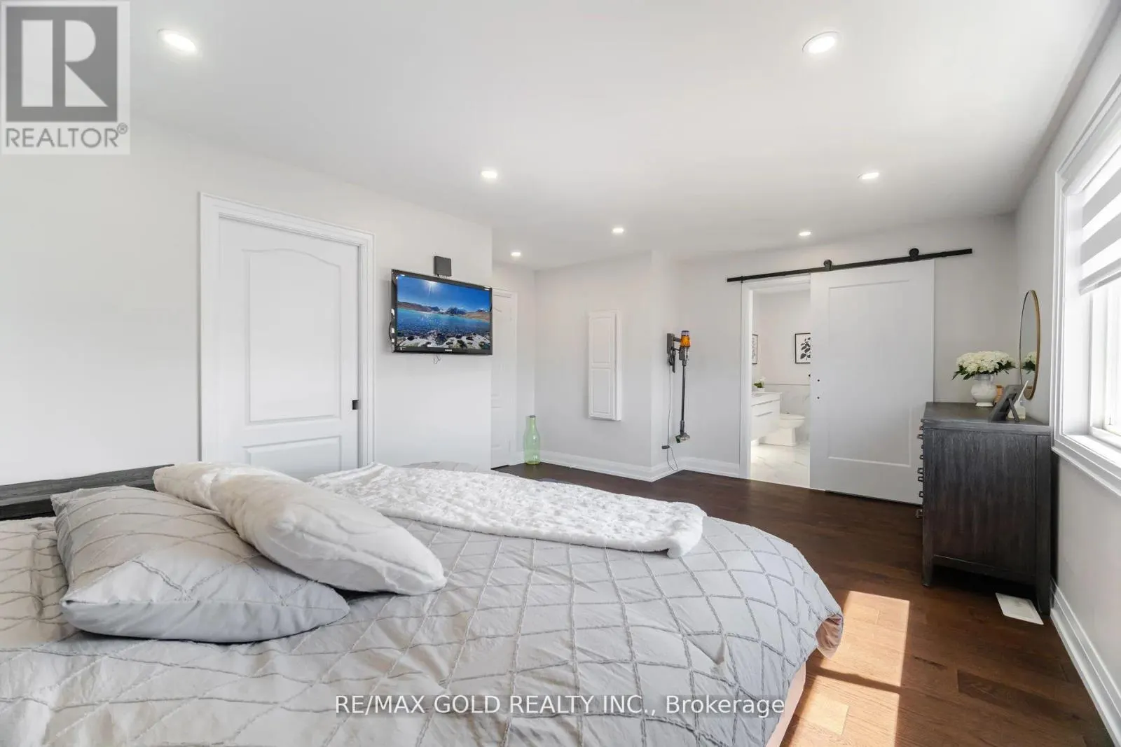 10 CLOVERLAWN STREET