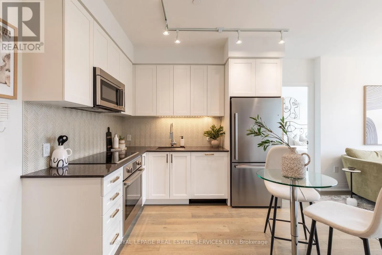 617 - 293 THE KINGSWAY