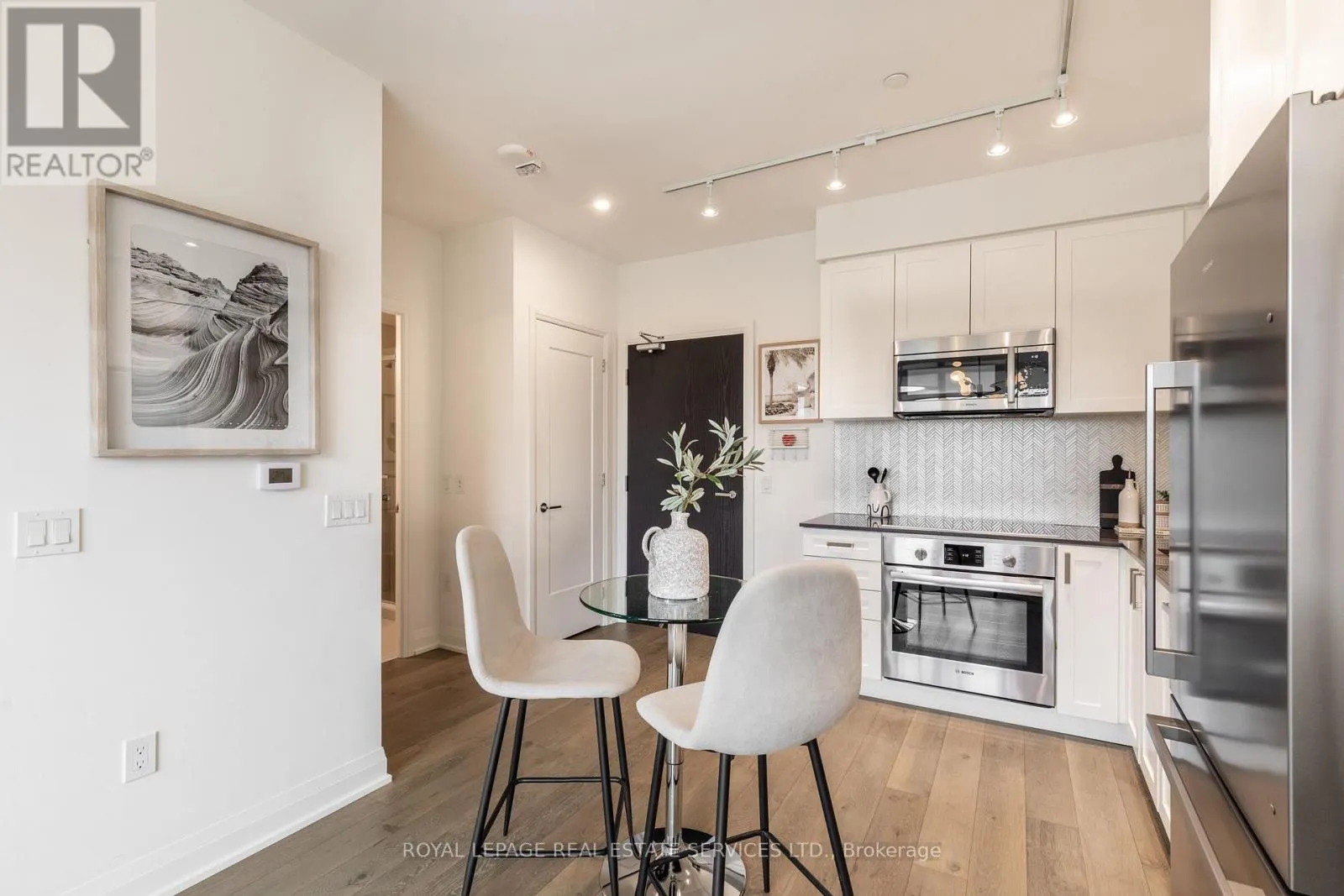 617 - 293 THE KINGSWAY