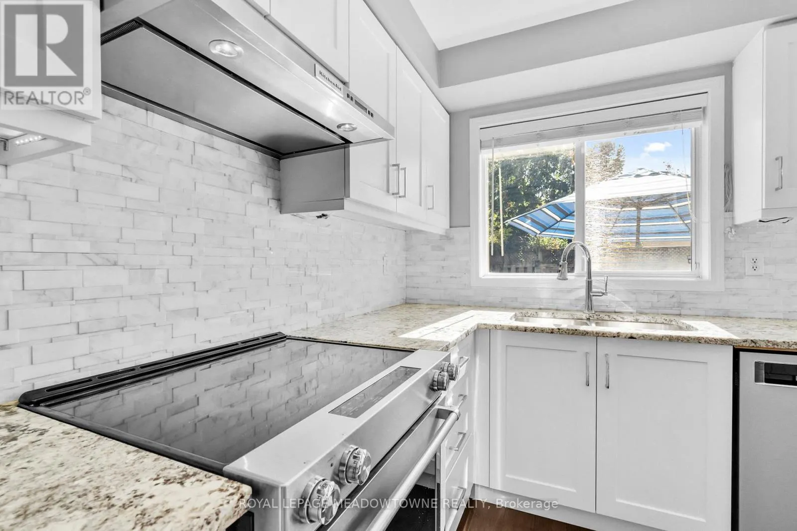 583 CAVERHILL CRESCENT