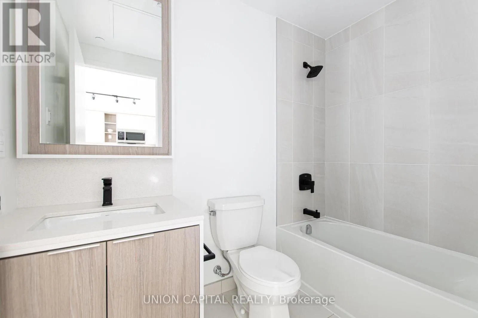 513 - 36 ZORRA STREET N