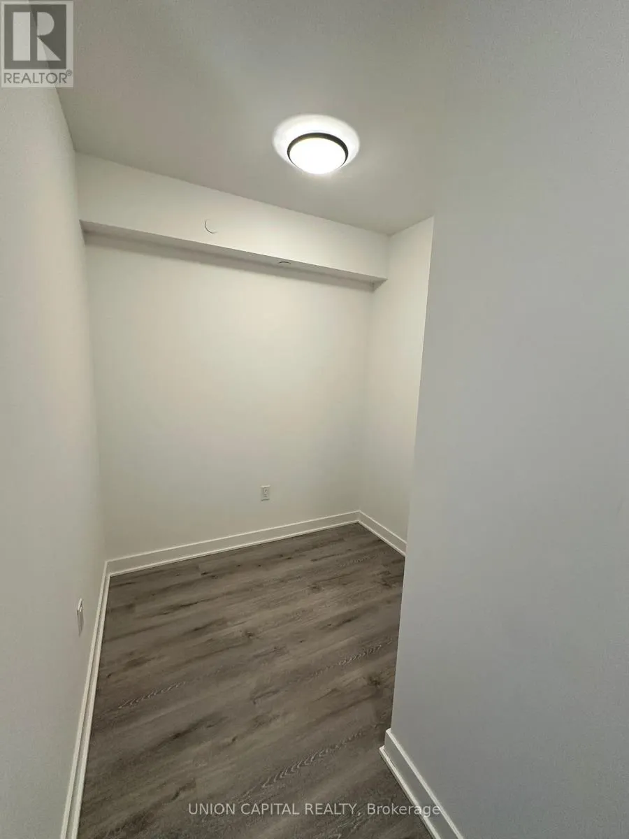 513 - 36 ZORRA STREET N