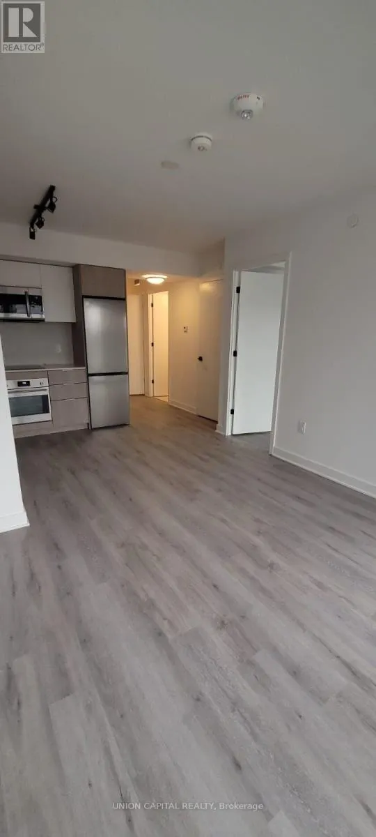 513 - 36 ZORRA STREET N