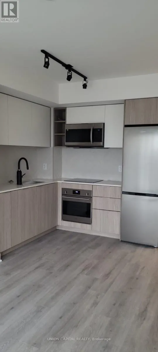 513 - 36 ZORRA STREET N