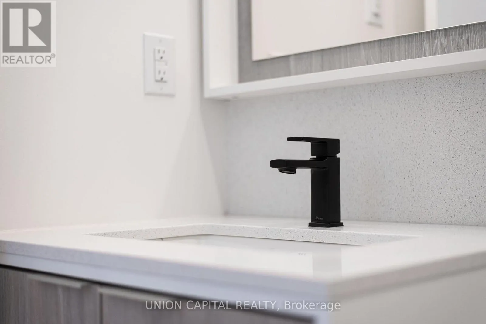 513 - 36 ZORRA STREET N