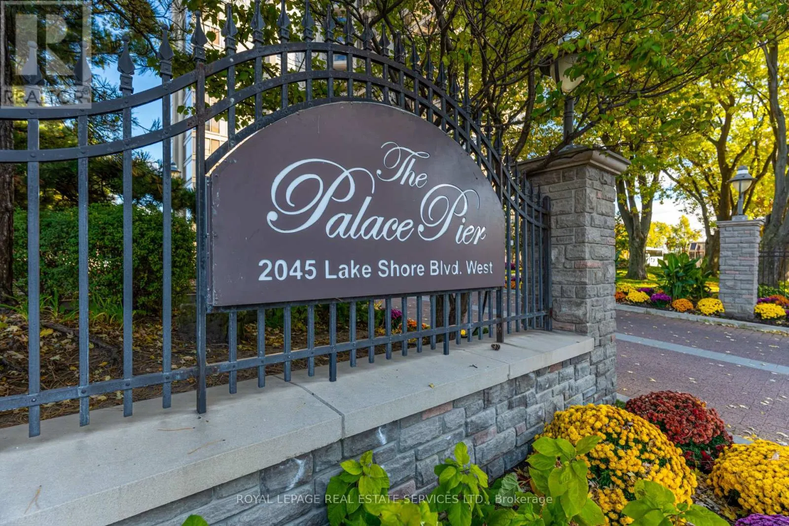 1905 - 2045 LAKE SHORE BOULEVARD W