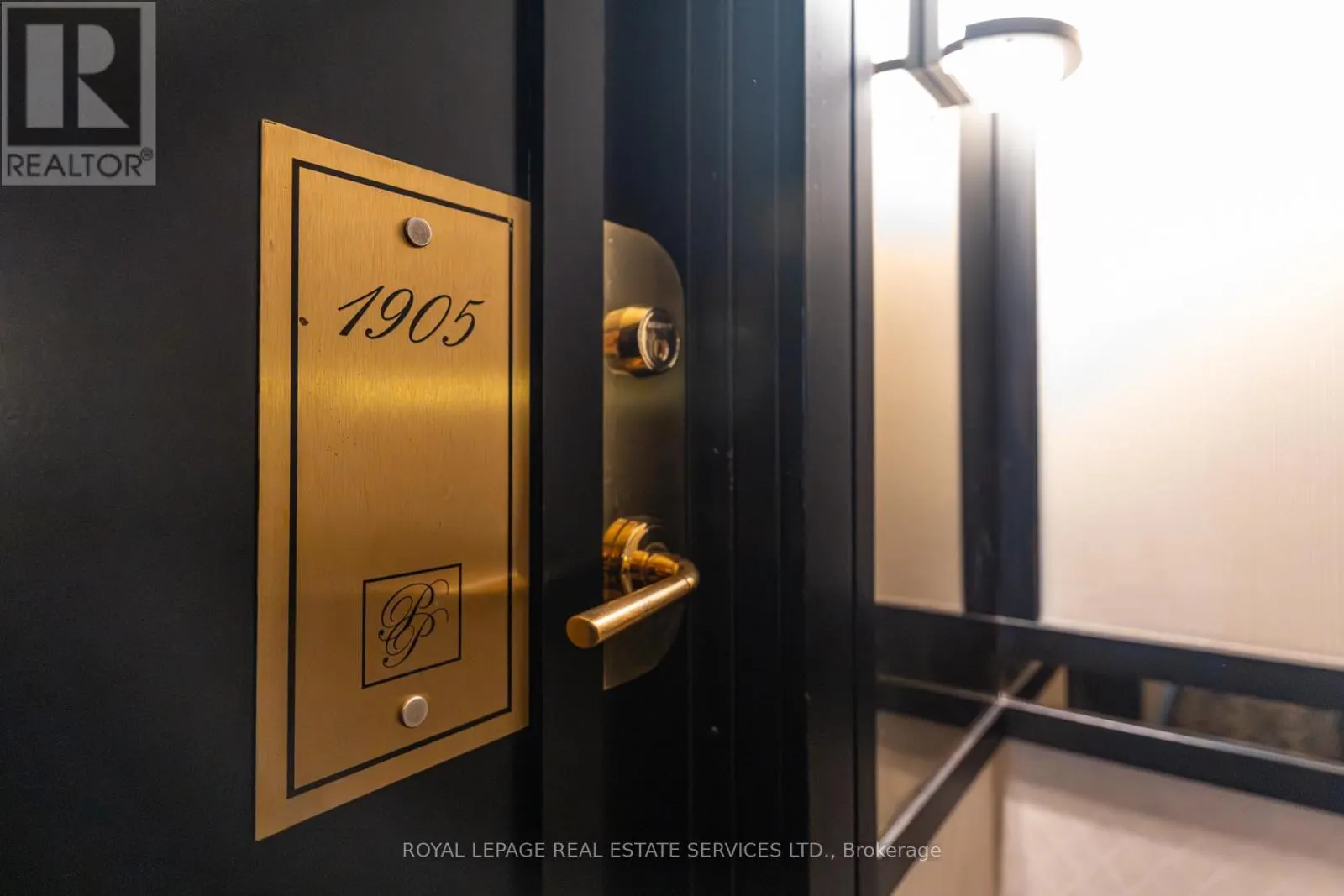 1905 - 2045 LAKE SHORE BOULEVARD W