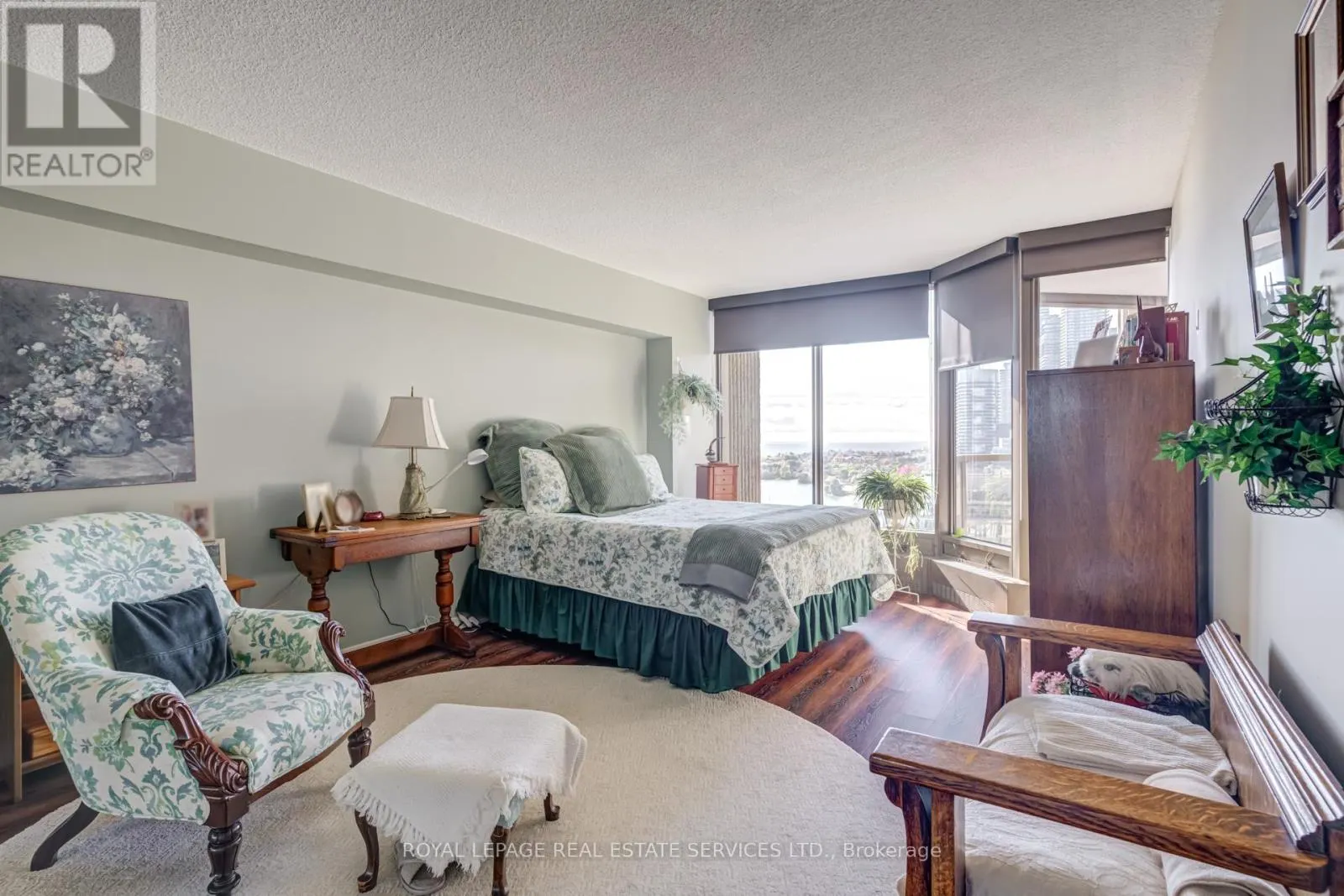 1905 - 2045 LAKE SHORE BOULEVARD W