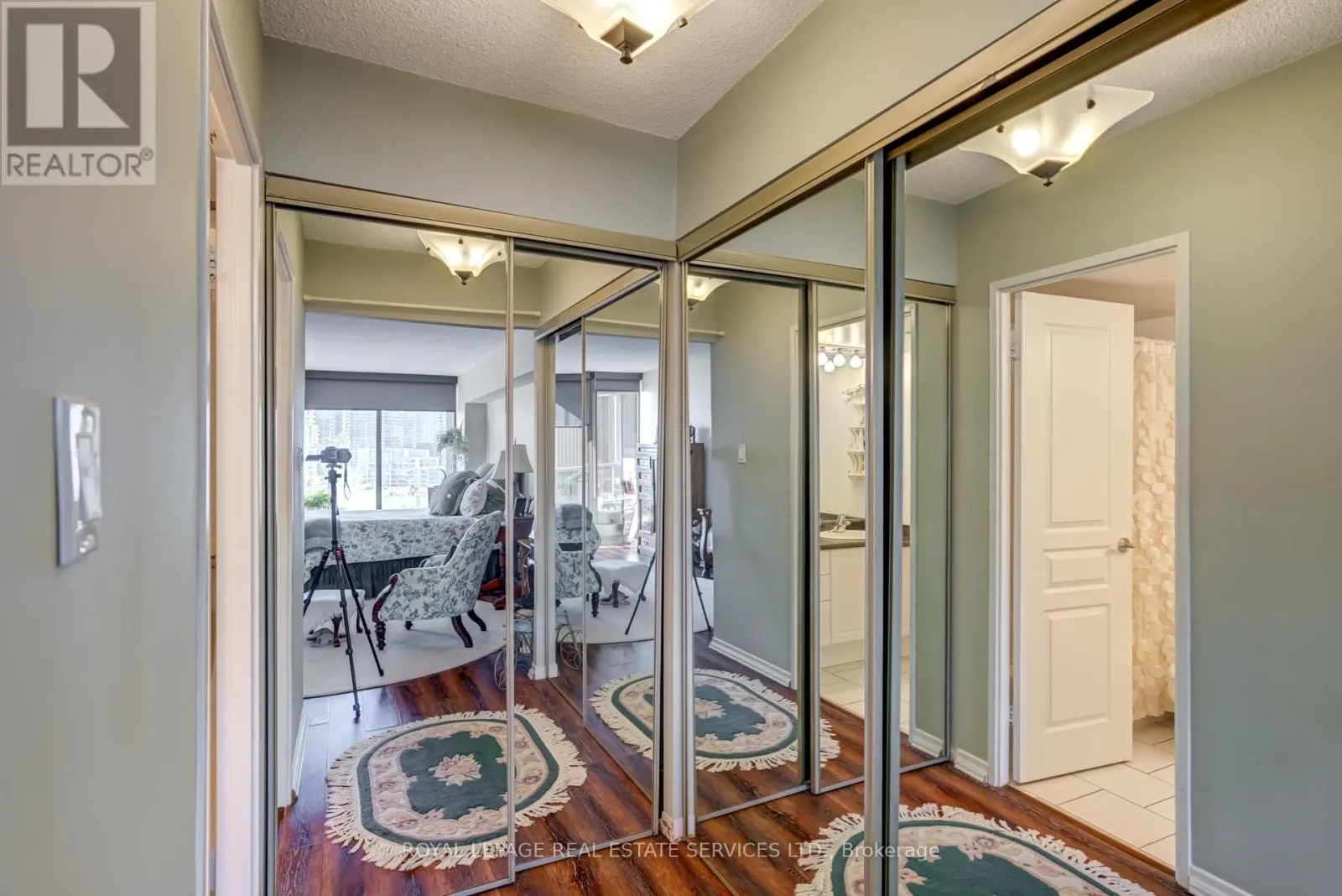 1905 - 2045 LAKE SHORE BOULEVARD W