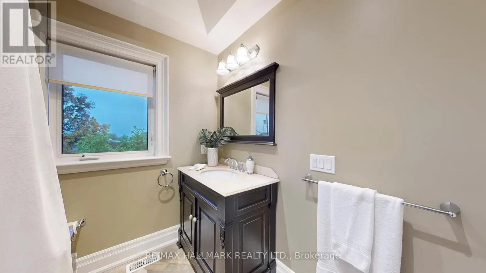 204 MAPLE LEAF DRIVE