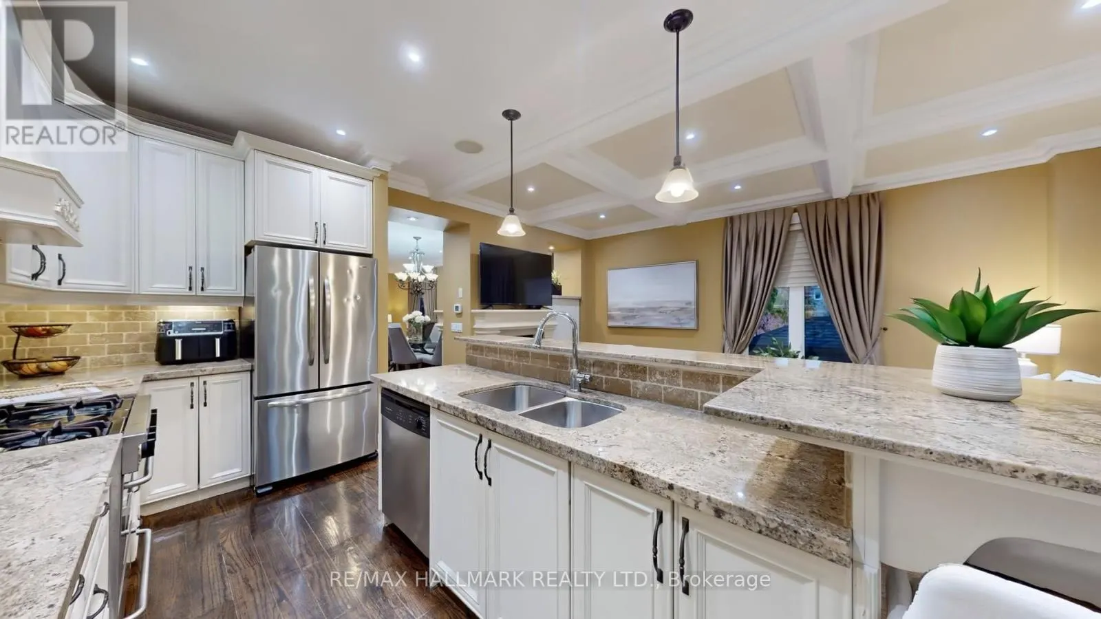 204 MAPLE LEAF DRIVE