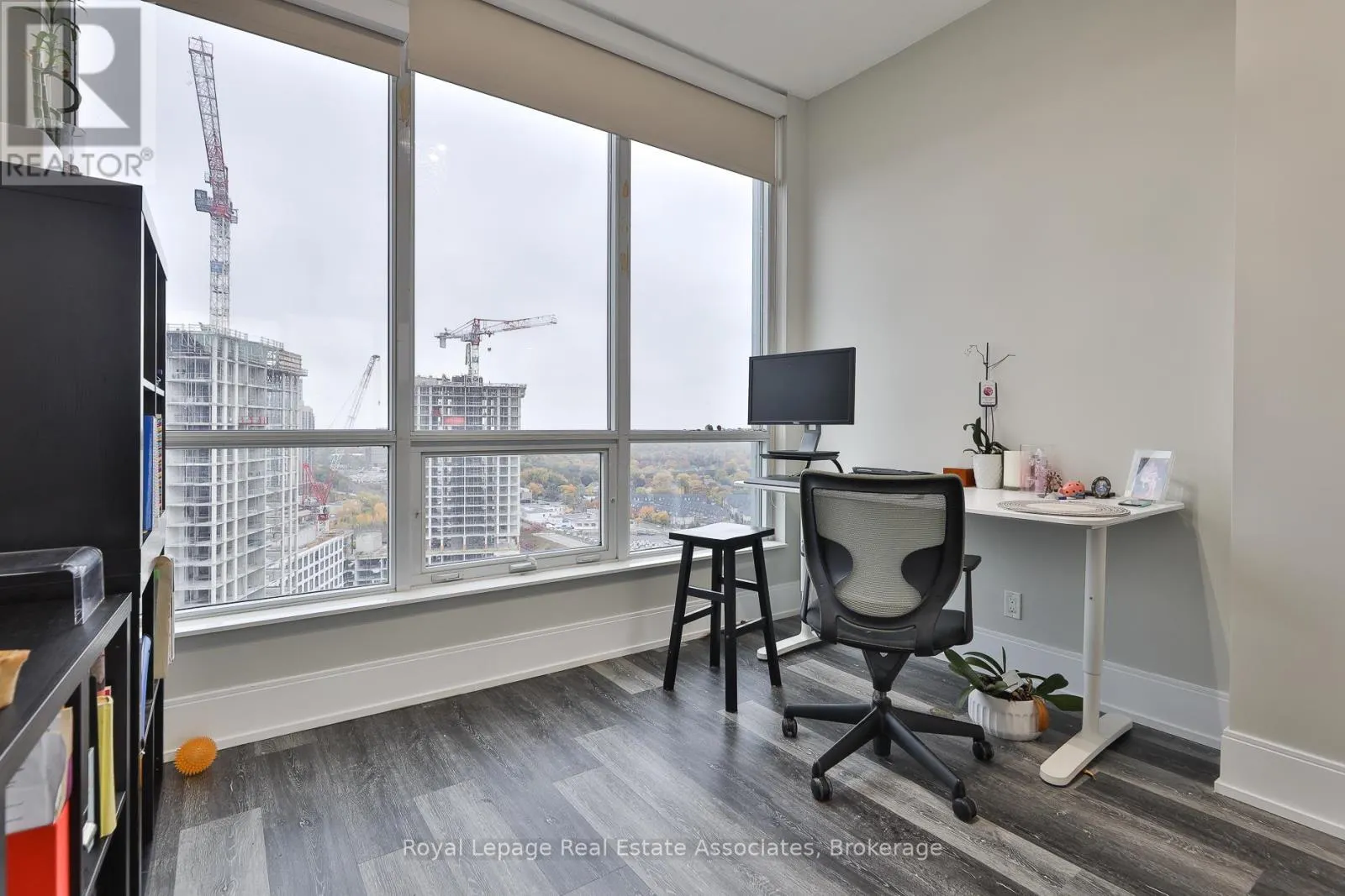 2208 - 15 VIKING LANE