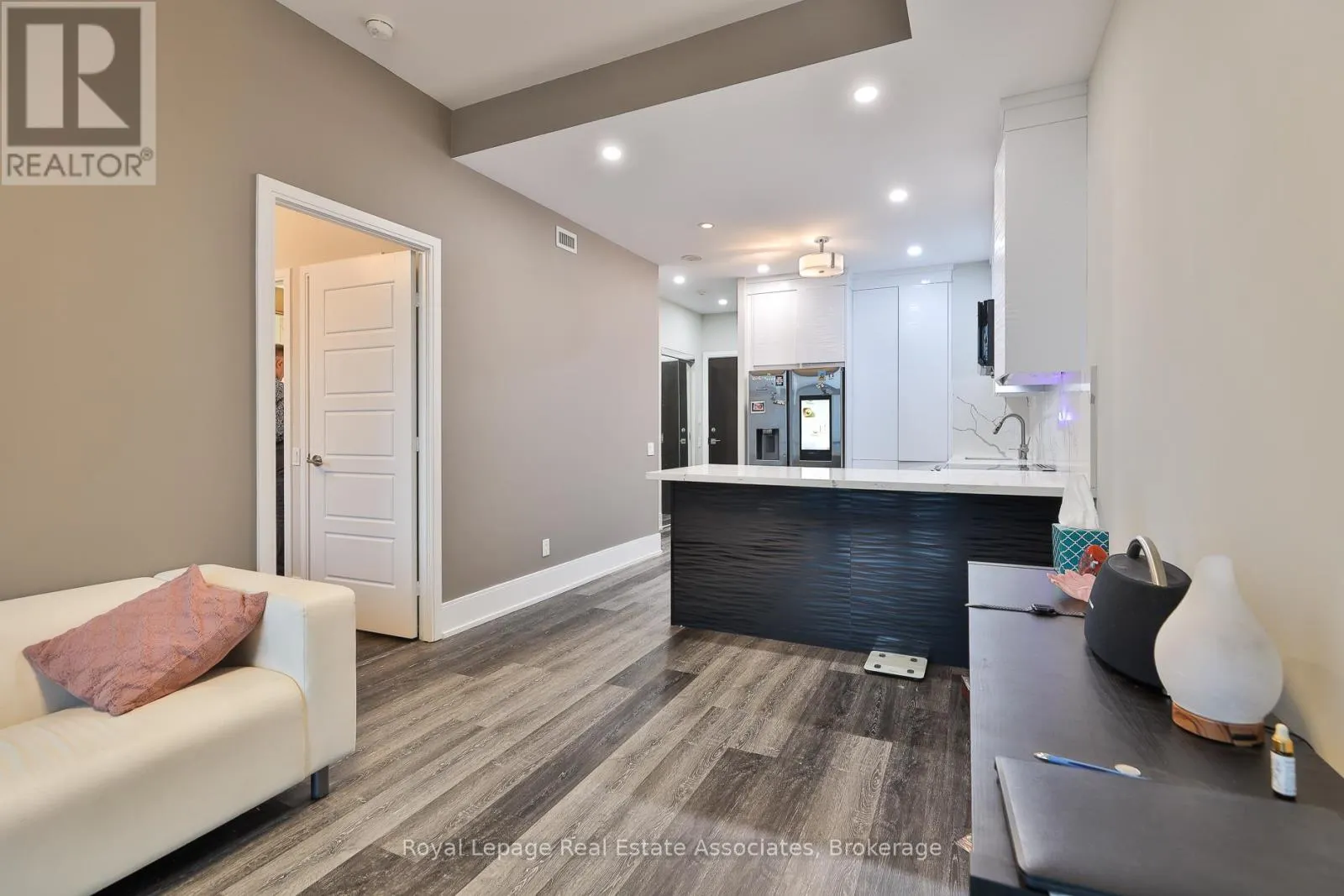 2208 - 15 VIKING LANE