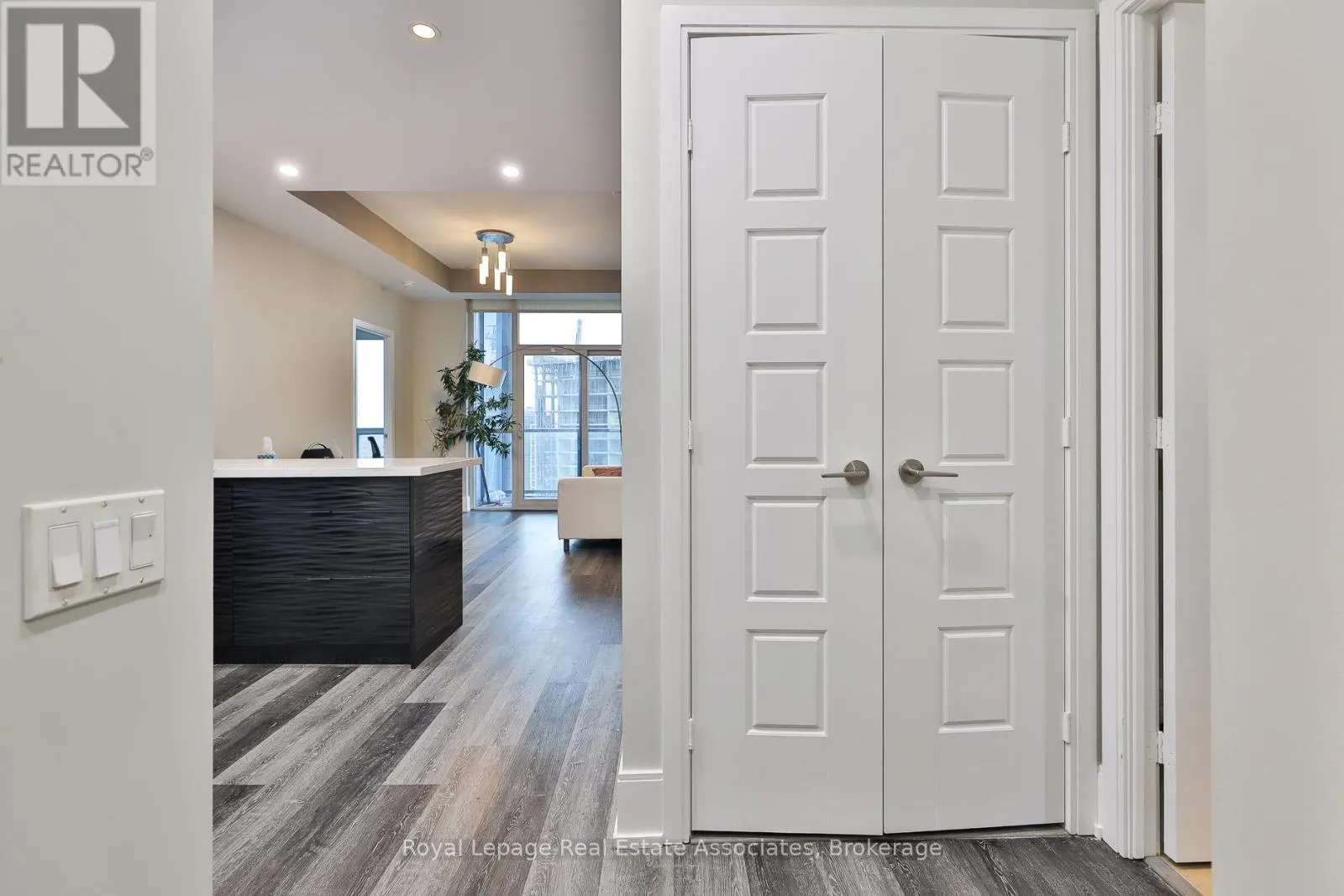 2208 - 15 VIKING LANE