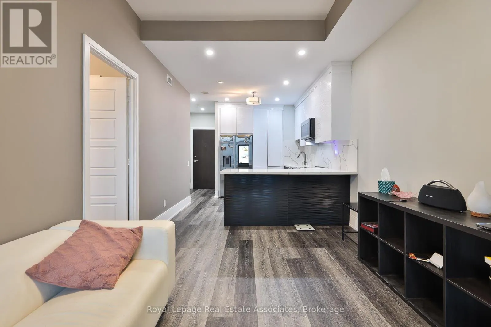 2208 - 15 VIKING LANE