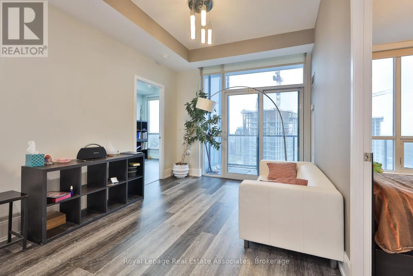 2208 - 15 VIKING LANE