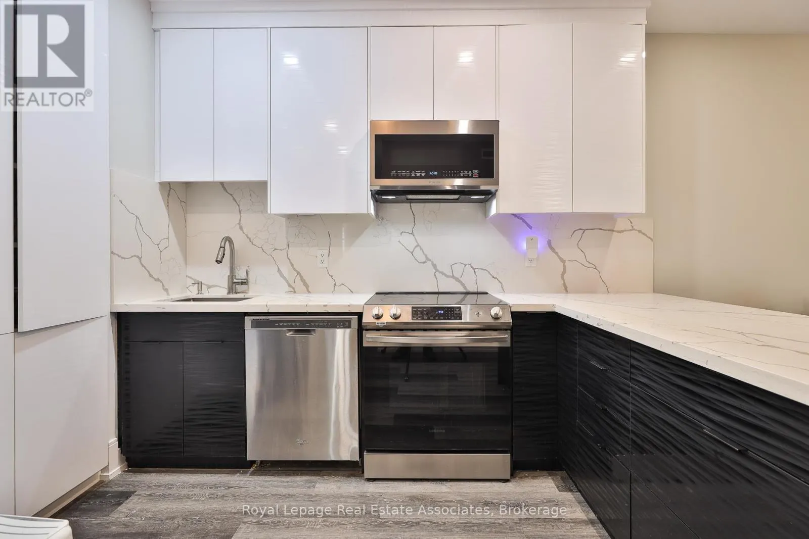 2208 - 15 VIKING LANE