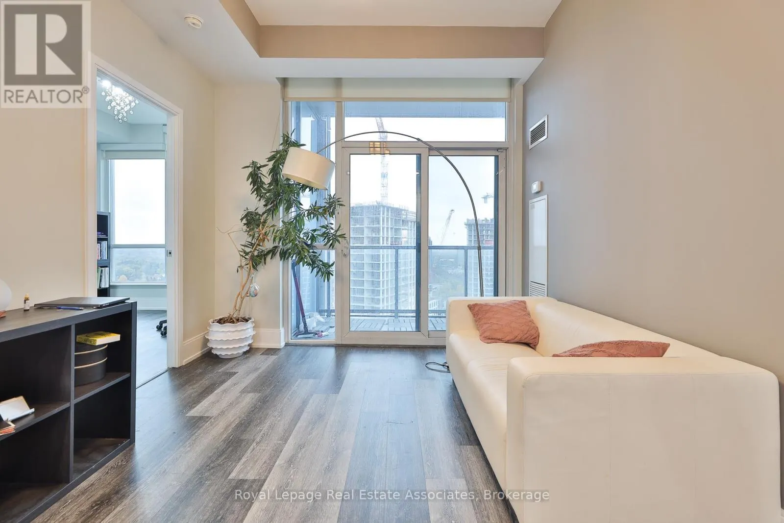 2208 - 15 VIKING LANE