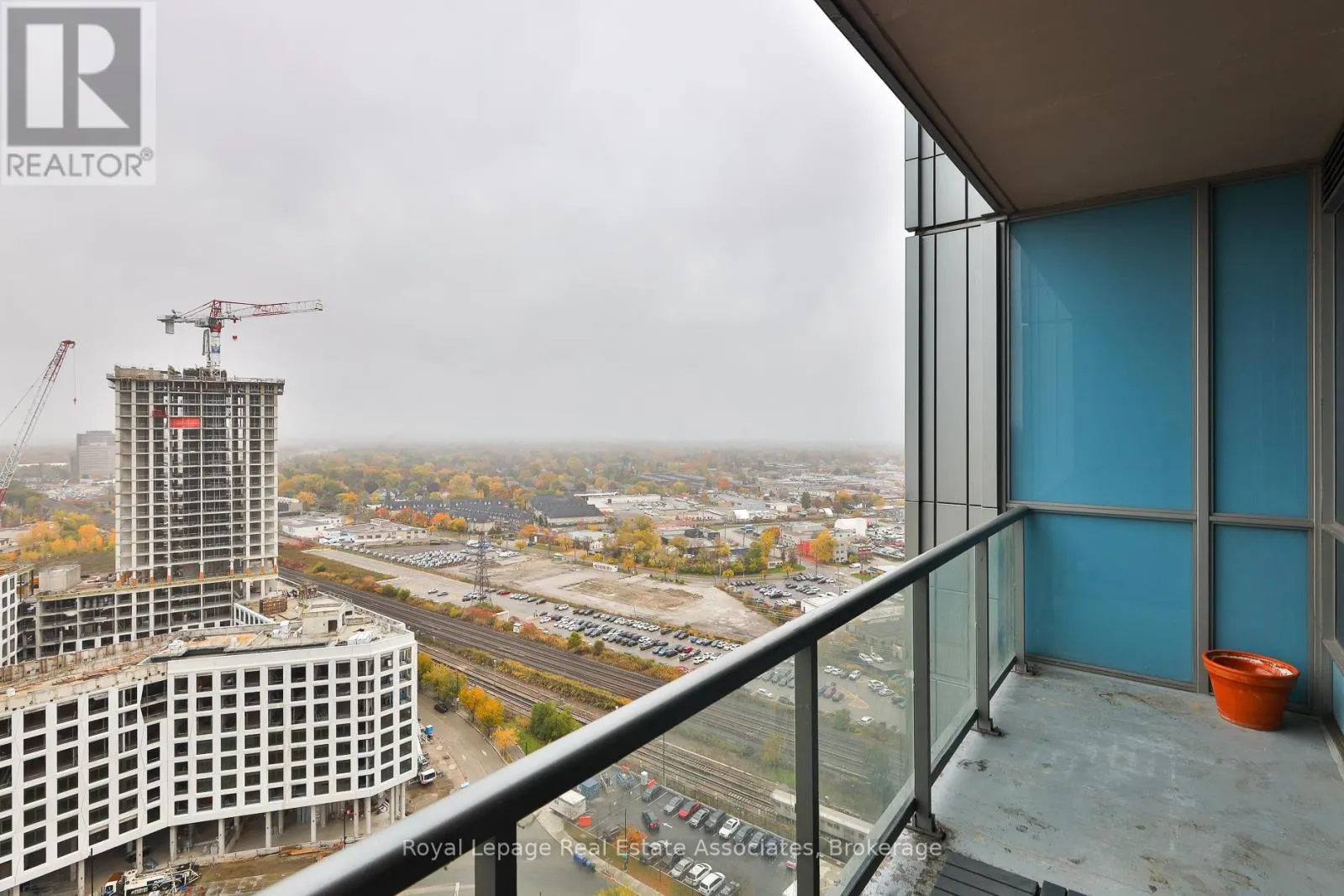 2208 - 15 VIKING LANE