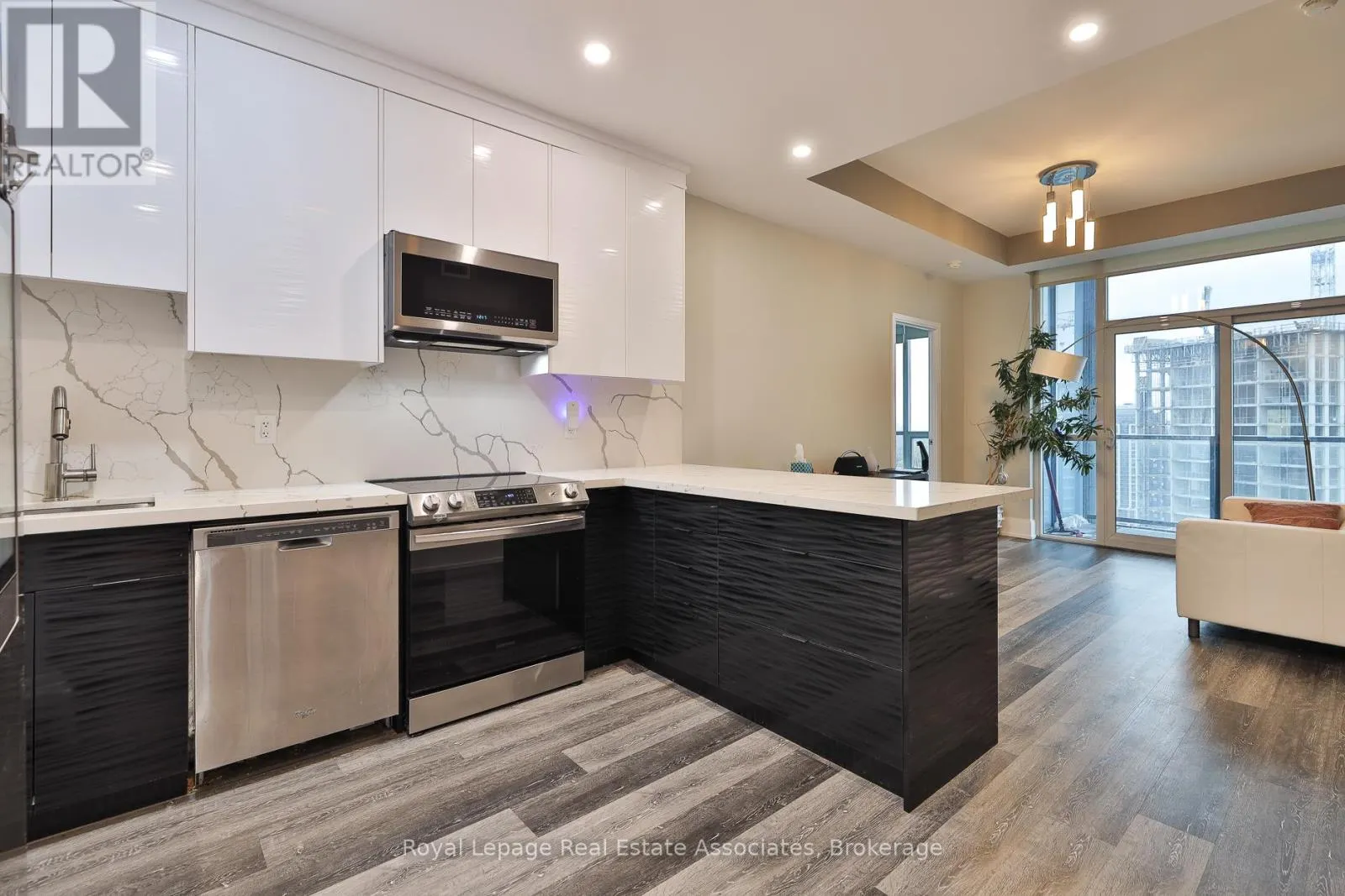 2208 - 15 VIKING LANE