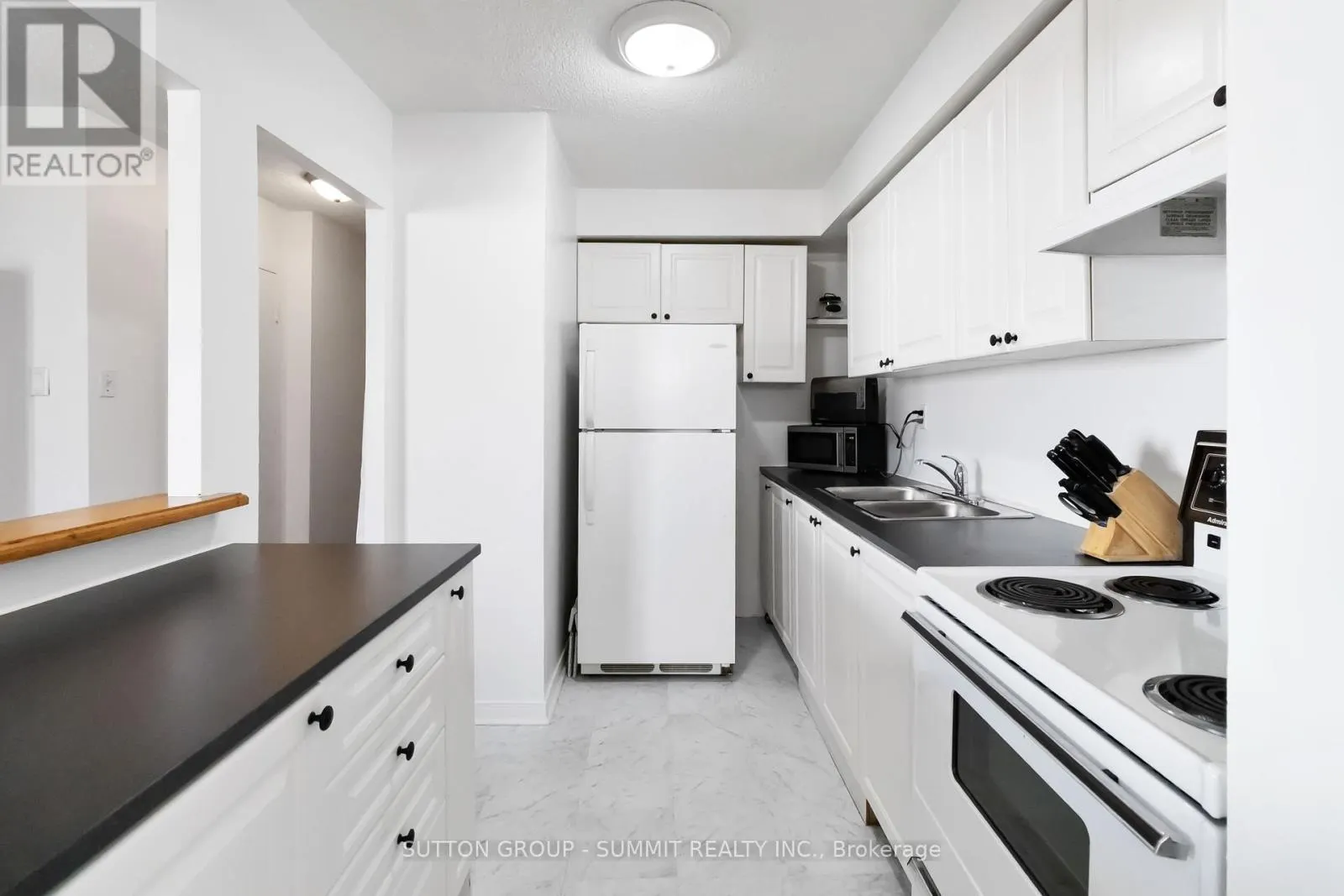 1501 - 975 WARWICK COURT