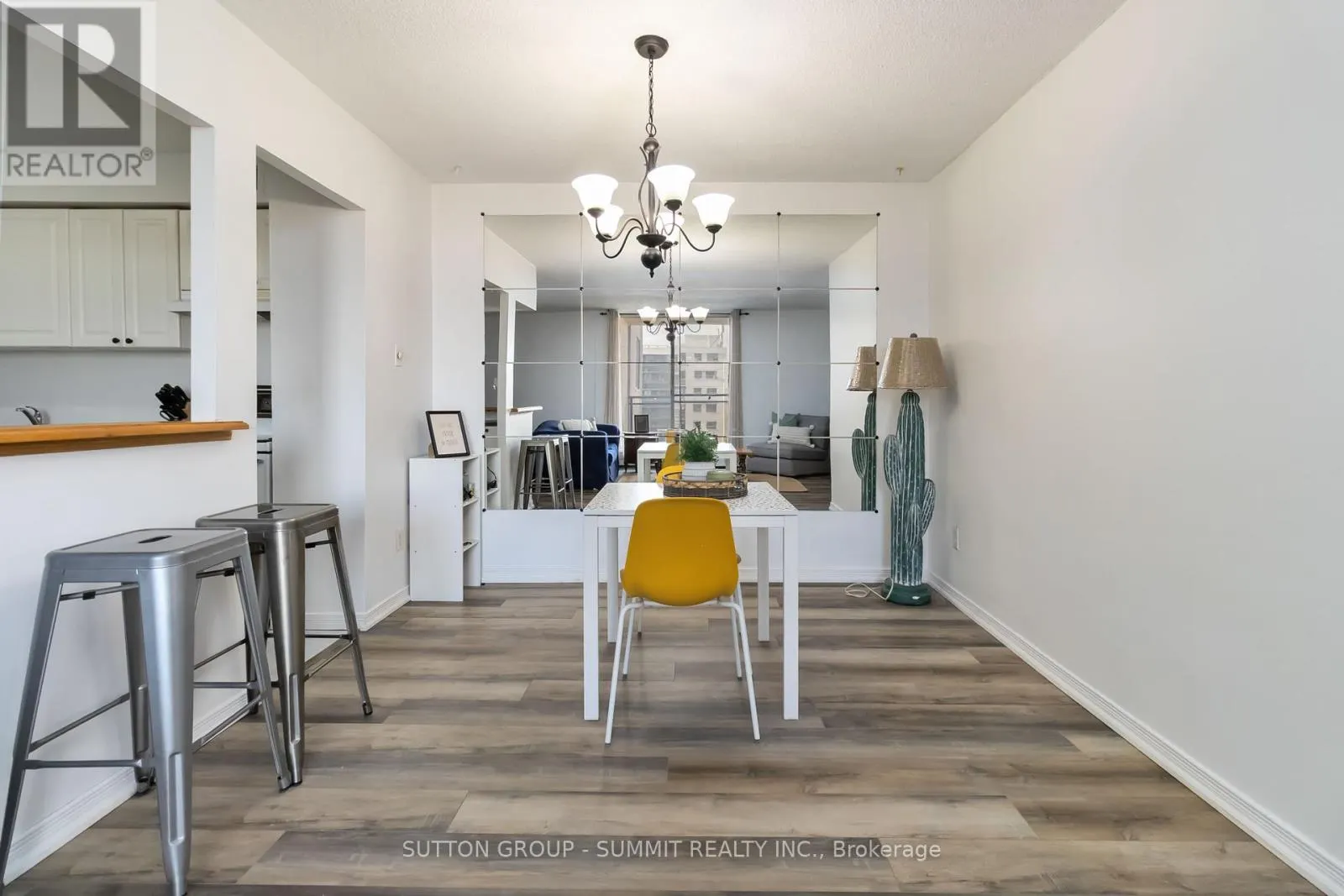 1501 - 975 WARWICK COURT