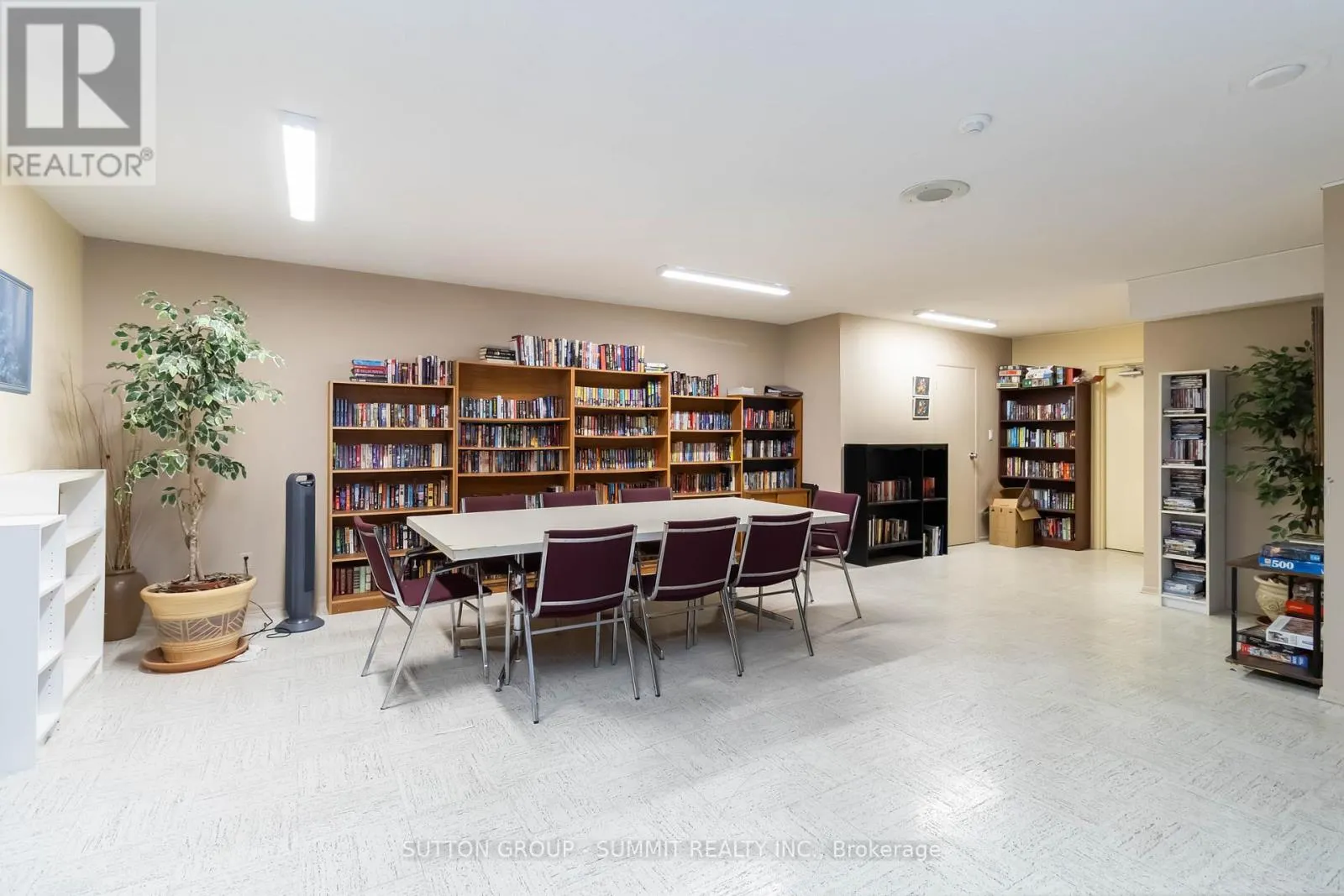 1501 - 975 WARWICK COURT