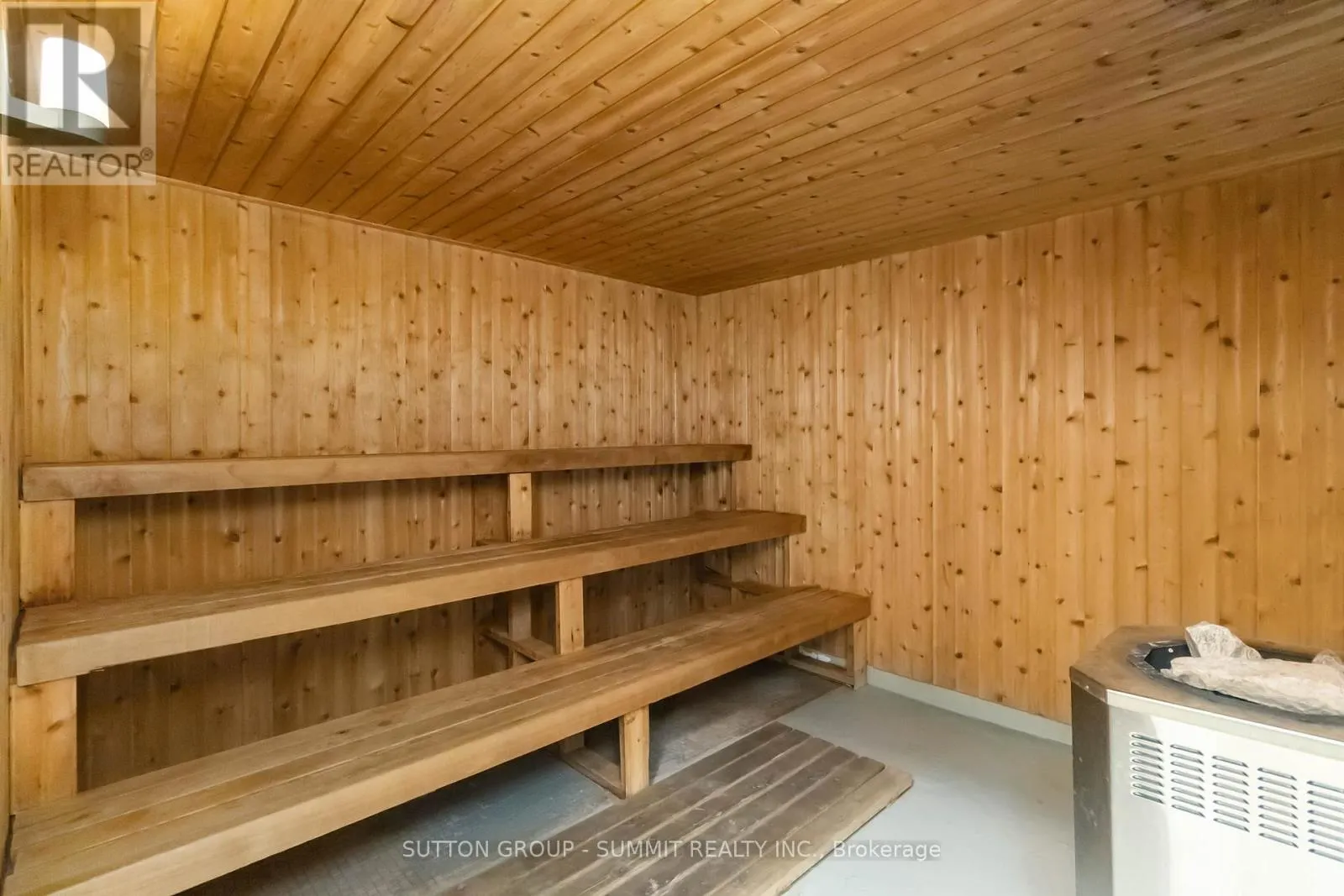 1501 - 975 WARWICK COURT