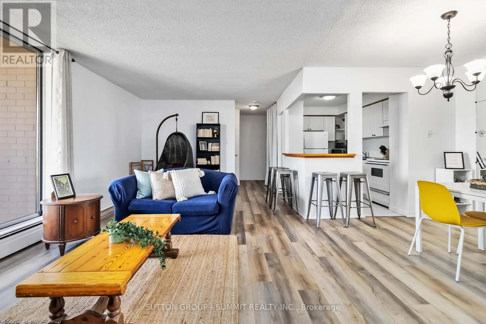 1501 - 975 WARWICK COURT