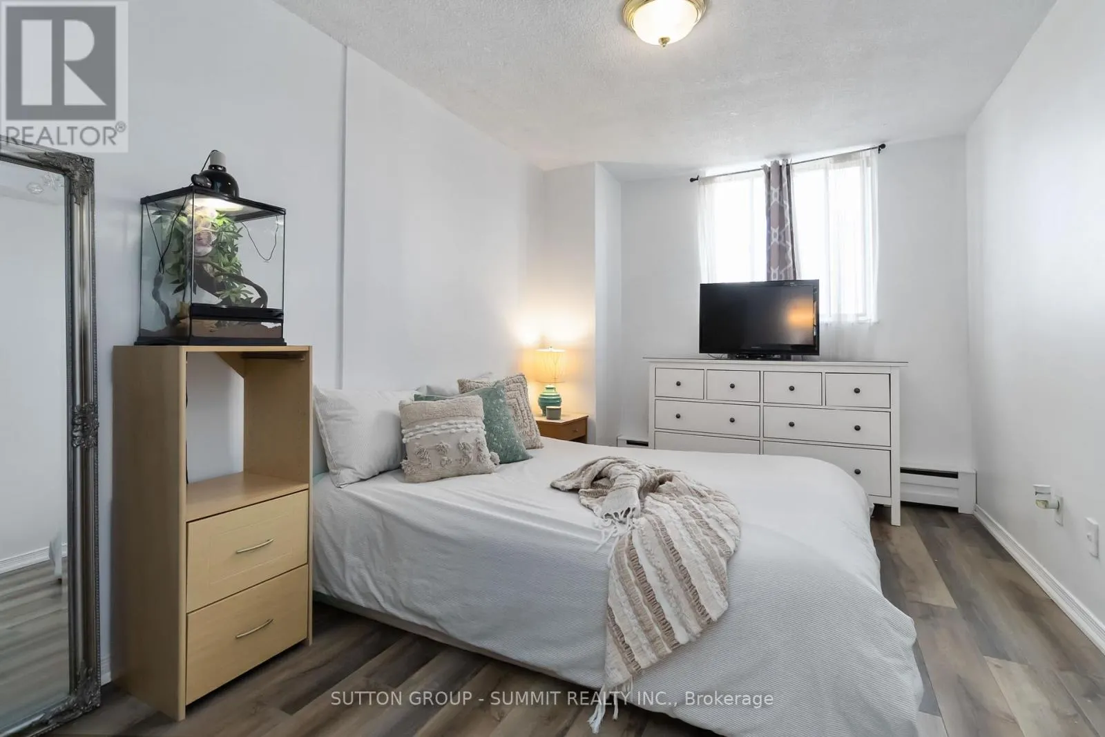 1501 - 975 WARWICK COURT