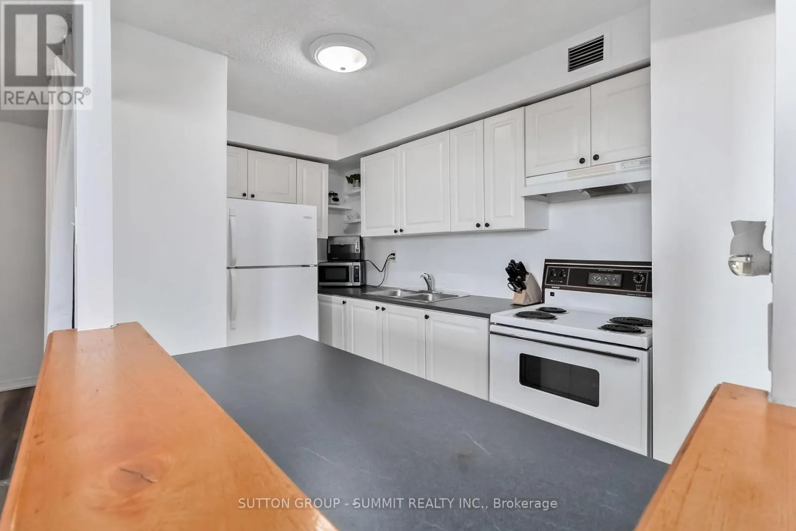 1501 - 975 WARWICK COURT