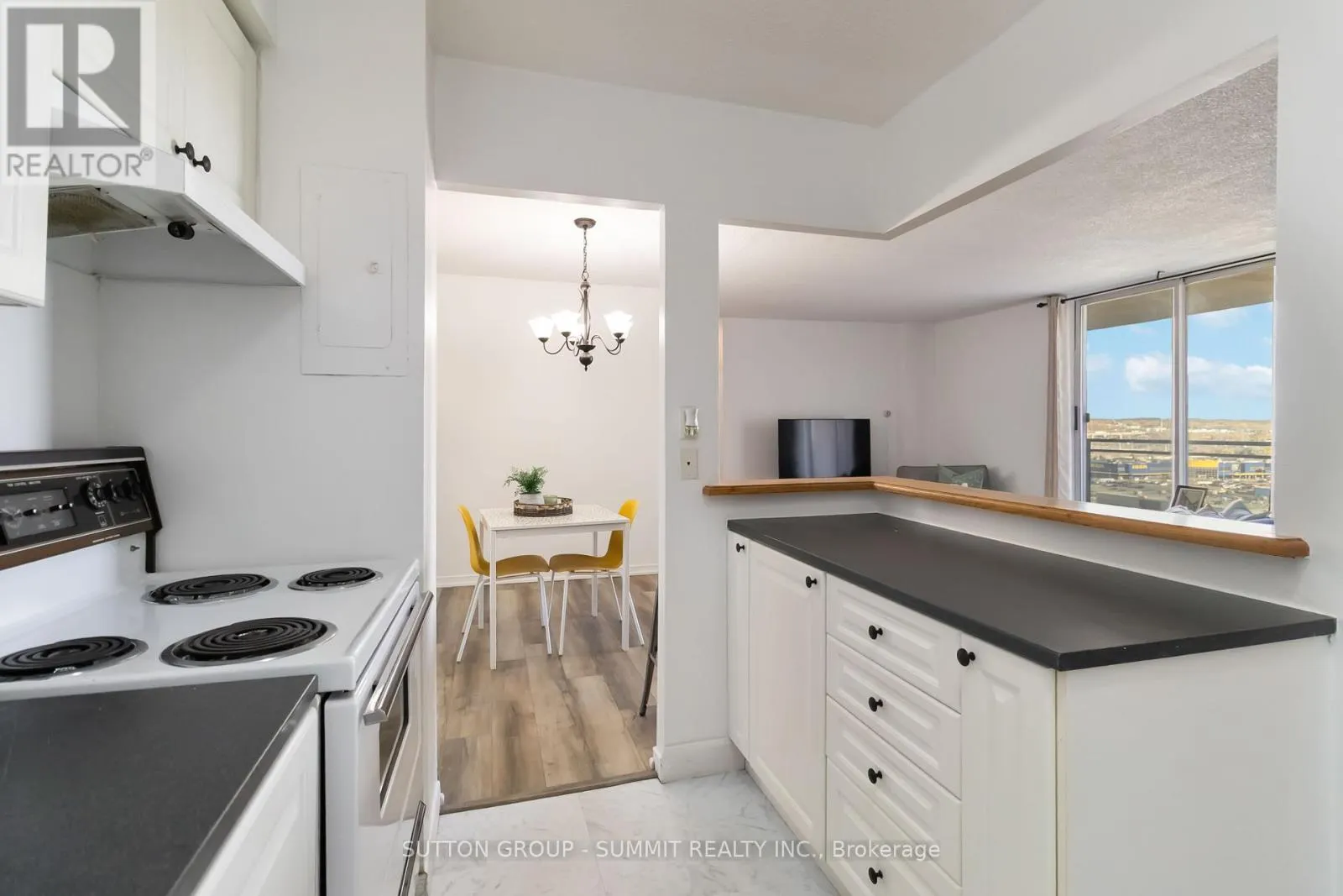 1501 - 975 WARWICK COURT