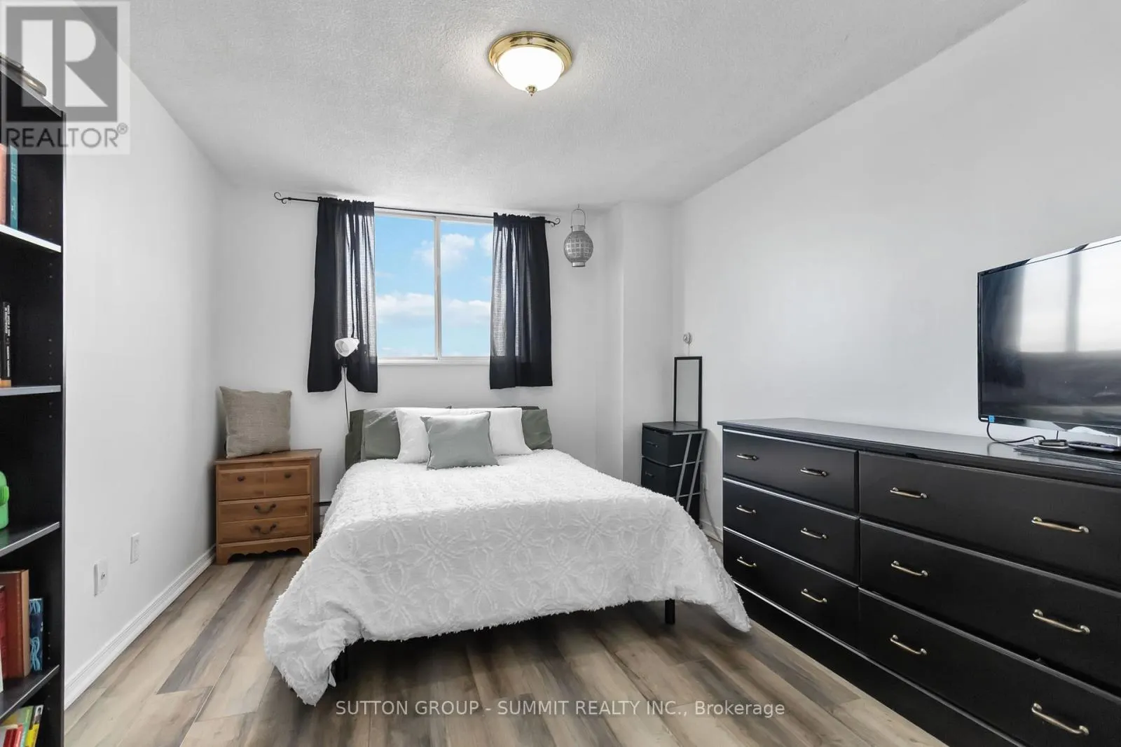 1501 - 975 WARWICK COURT