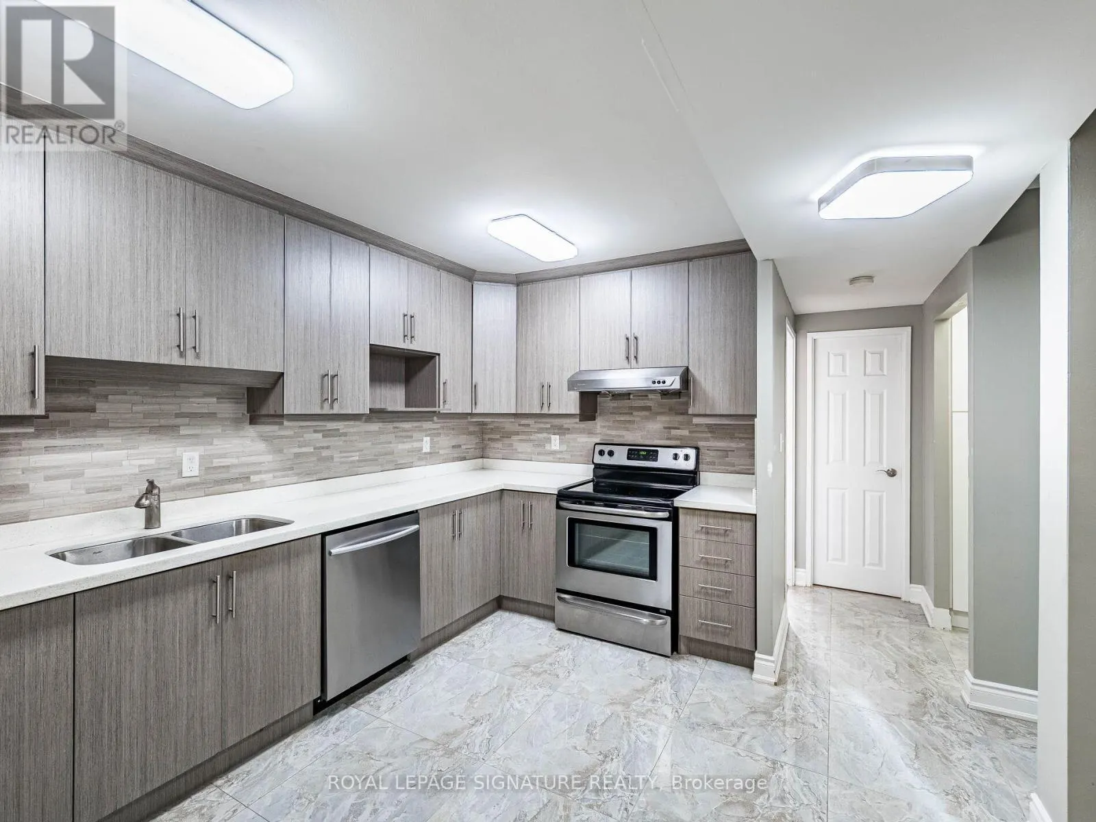 113 - 370 DIXON ROAD